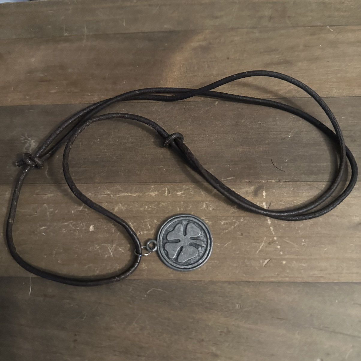 Vintage Vintage 4 leaf clover pendant leather cord necklace Size ONE SIZE - 2 Thumbnail