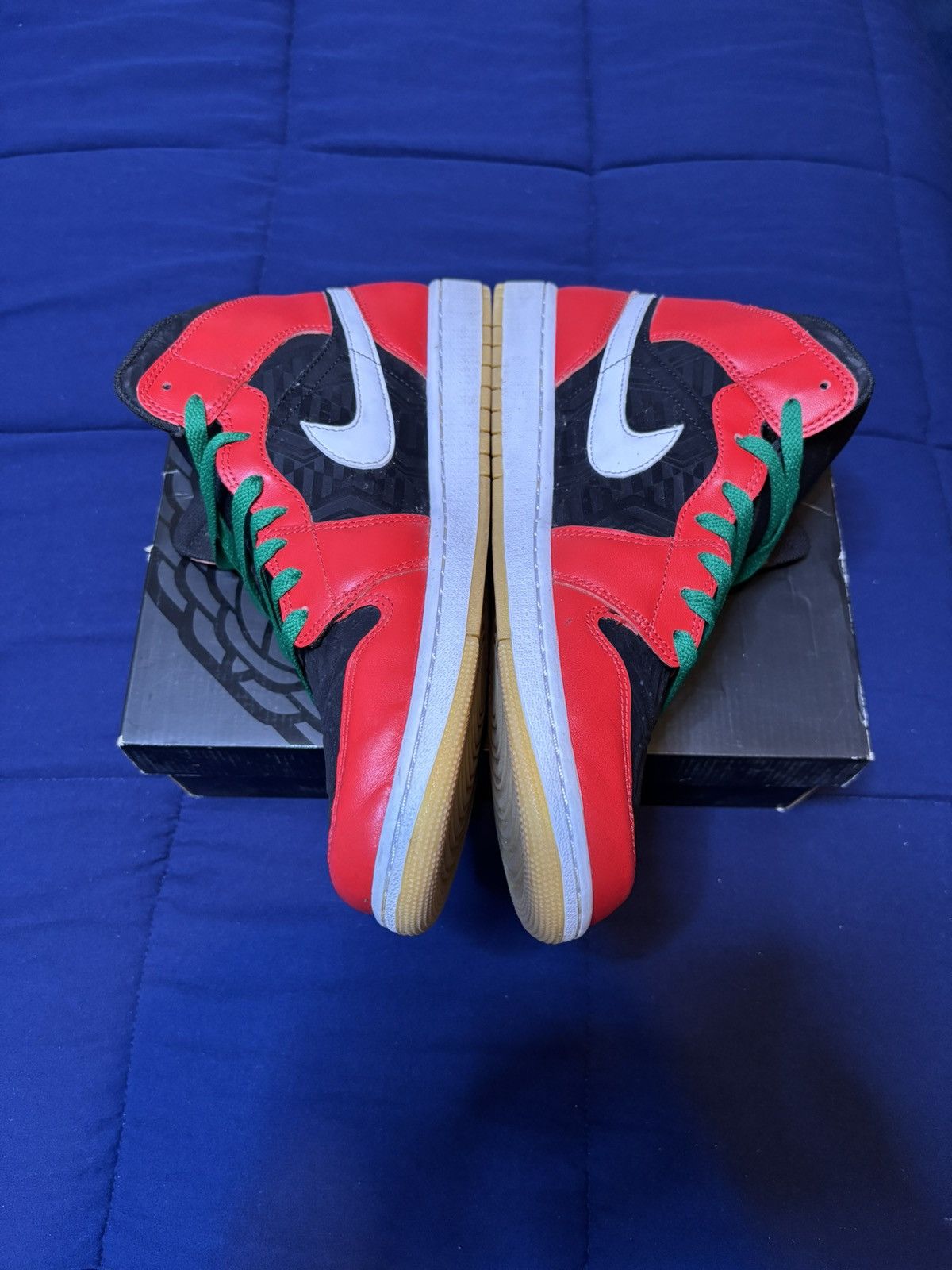Jordan Brand Jordan 1 Mid SE Christmas 2022 Size 11.5 Size US 11.5 / EU 44-45 - 4 Thumbnail