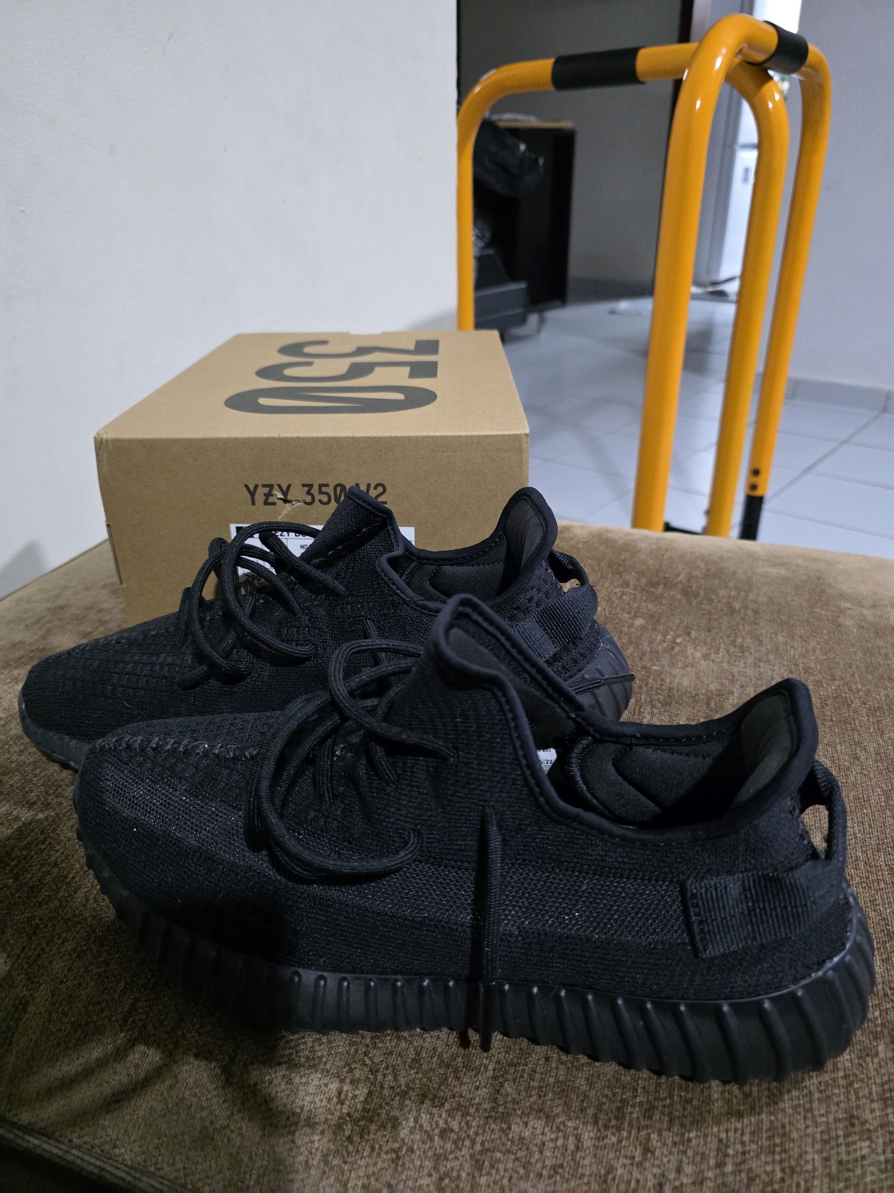 Yeezy Yeezy Boost 350v2 Onyx Size US 11 / EU 44 - 4 Thumbnail