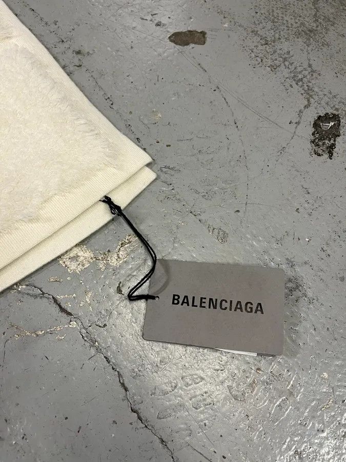 Balenciaga Balenciaga Trompe LOeil Towel Cozy Oversize White Scarf Size ONE SIZE - 6 Thumbnail
