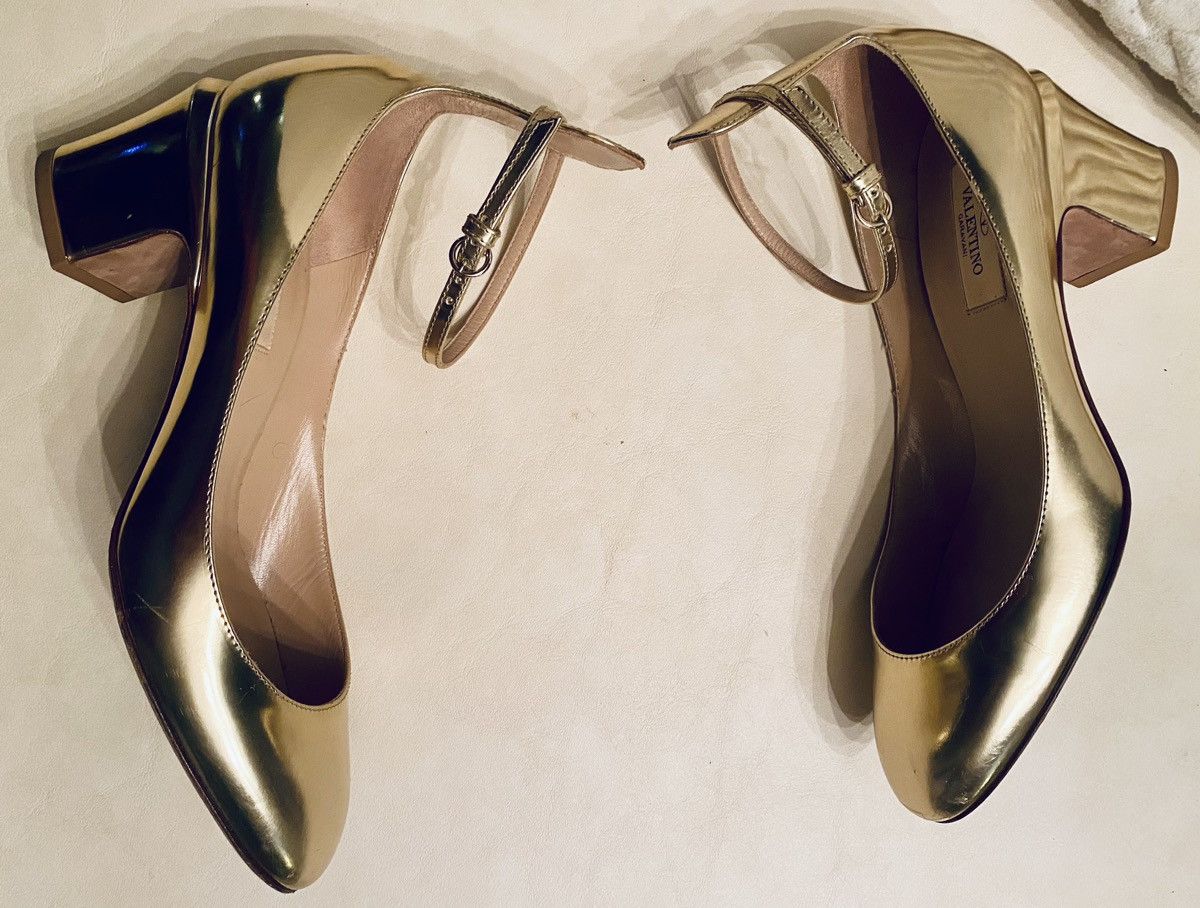 Valentino VALENTINO GARAVANI 🇮🇹 Tan-go Metallic Gold Leather Pumps 37 Size US 7 / IT 37 - 6 Thumbnail