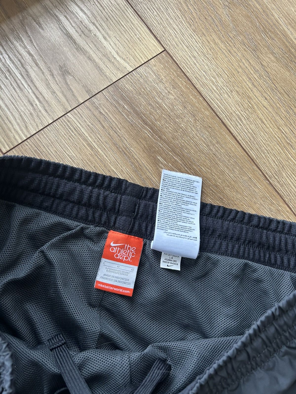 Nike Vintage y2k nike track pants nylon pants Size US 34 / EU 50 - 5 Thumbnail