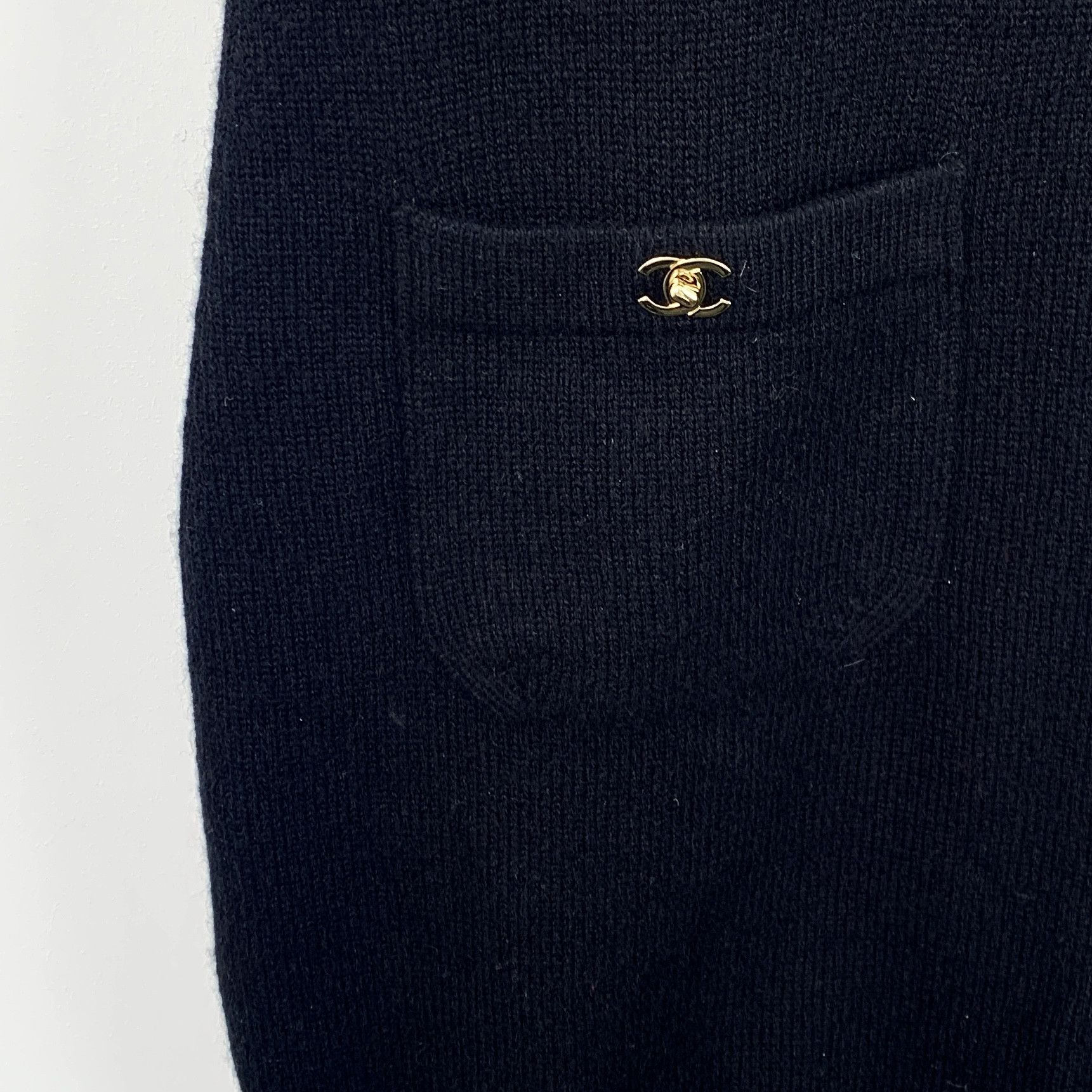 Chanel Chanel Black Metallic Logo Cashmere V-Neck Sleeveless Knit D Size XXS / US 00 / IT 34 - 7 Thumbnail