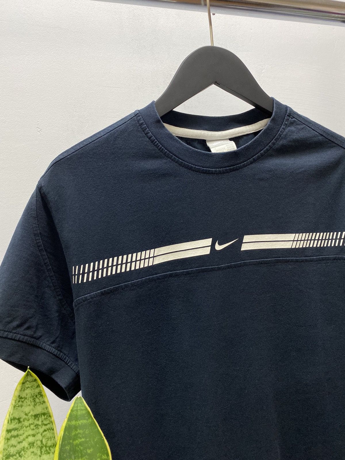 Vintage Vintage 90s Nike Centre Logo T Shirt Size US L / EU 52-54 / 3 - 8 Thumbnail