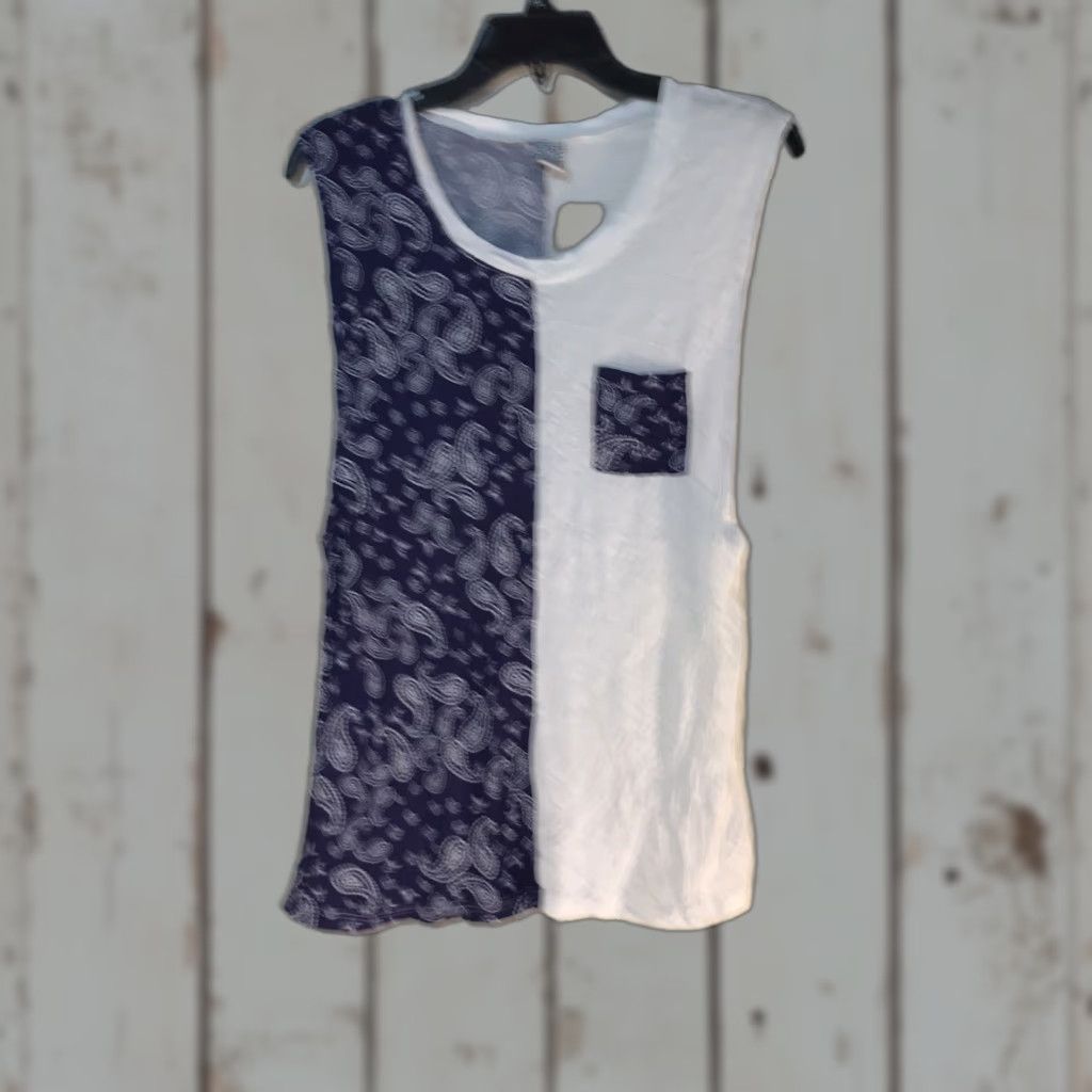 Vintage Emppre Bandana Style Sleeveless Pocket T-Shirt Women’s Size M White/Blue Paisley Casual Size M / US 6-8 / IT 42-44 - 1 Thumbnail
