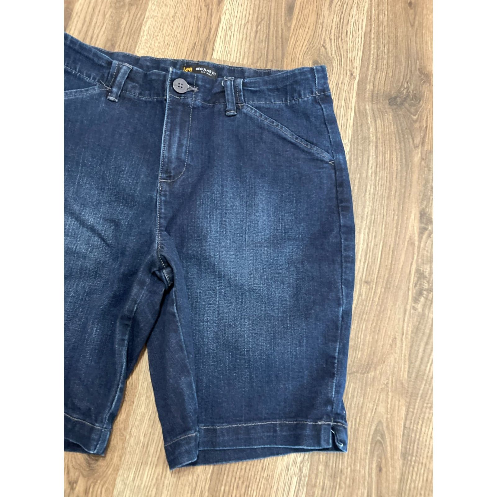 Lee Lee Shorts Women's Size 8 Medium Blue Denim Mid Rise Bermuda Casual Modern Regular Flat Front Button Size 30" / US 8 / IT 44 - 4 Thumbnail