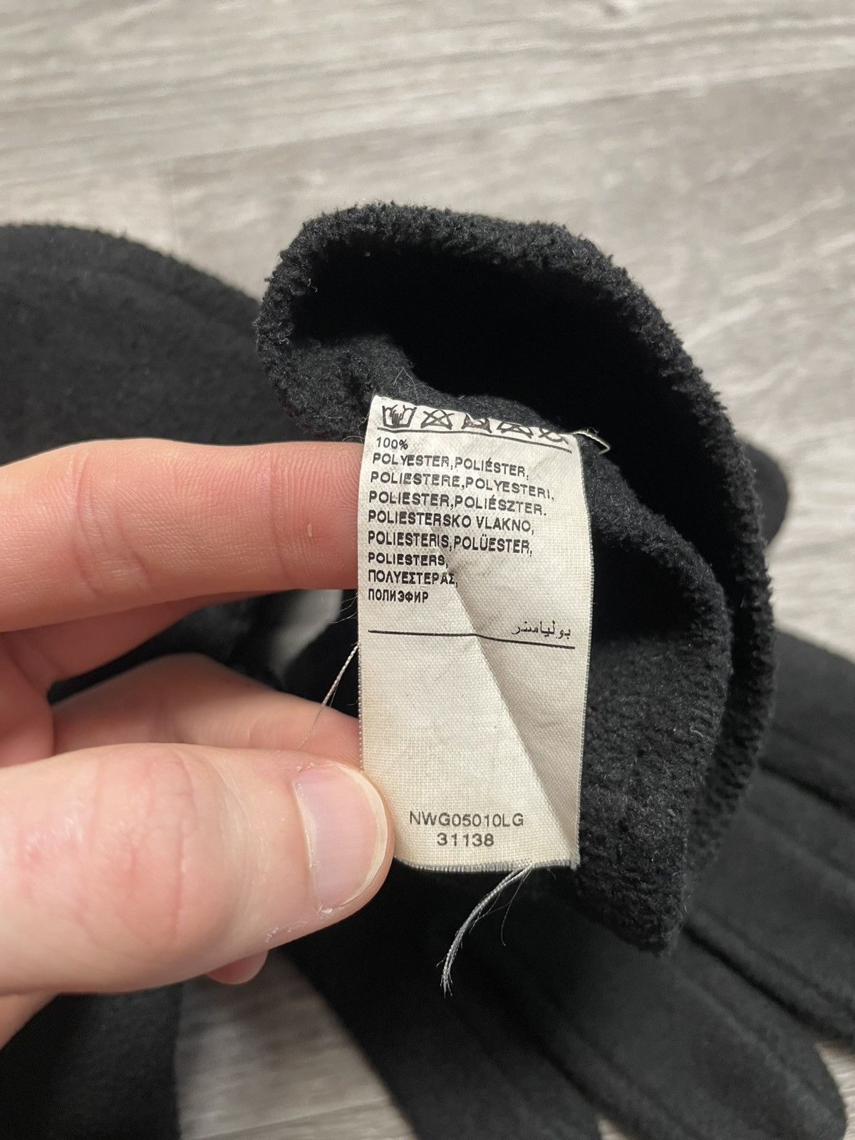 Nike Vintage Nike Black Fleece Swoosh Logo Gloves Y2K Size ONE SIZE - 11 Thumbnail