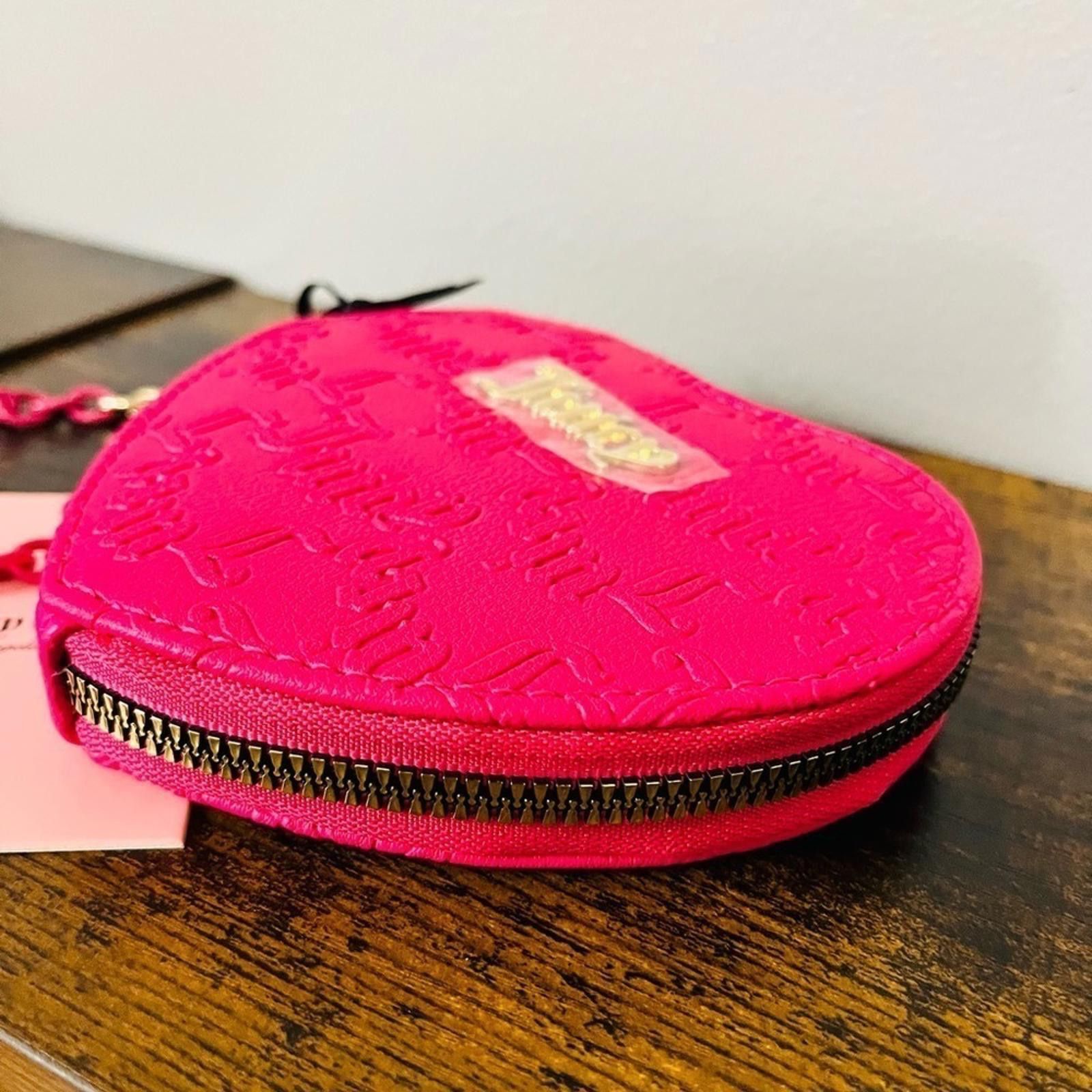 Juicy Couture Jeans Juicy Couture Pink Heart Can't Tame Her Zip Wristlet NWT Size ONE SIZE - 2 Thumbnail
