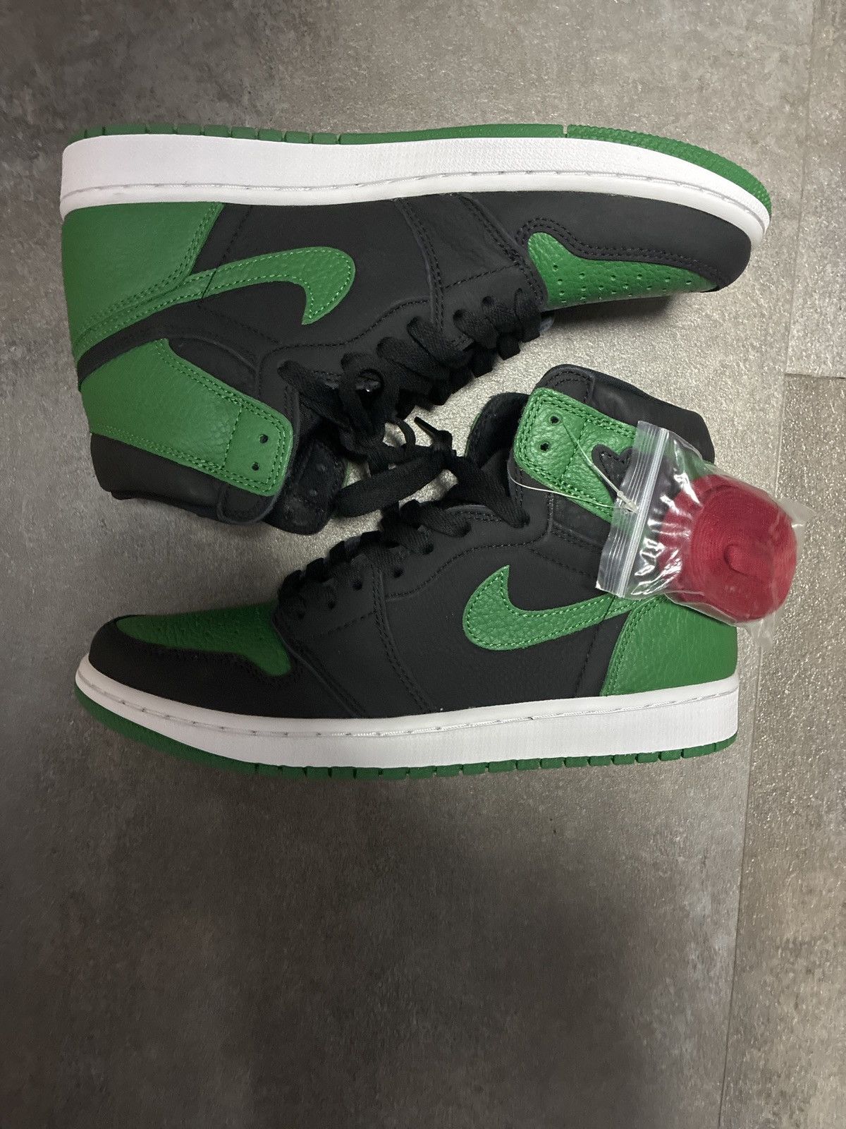 Jordan Brand Jordan 1 Pine Green Retro High Size US 9 / EU 42 - 1 Thumbnail