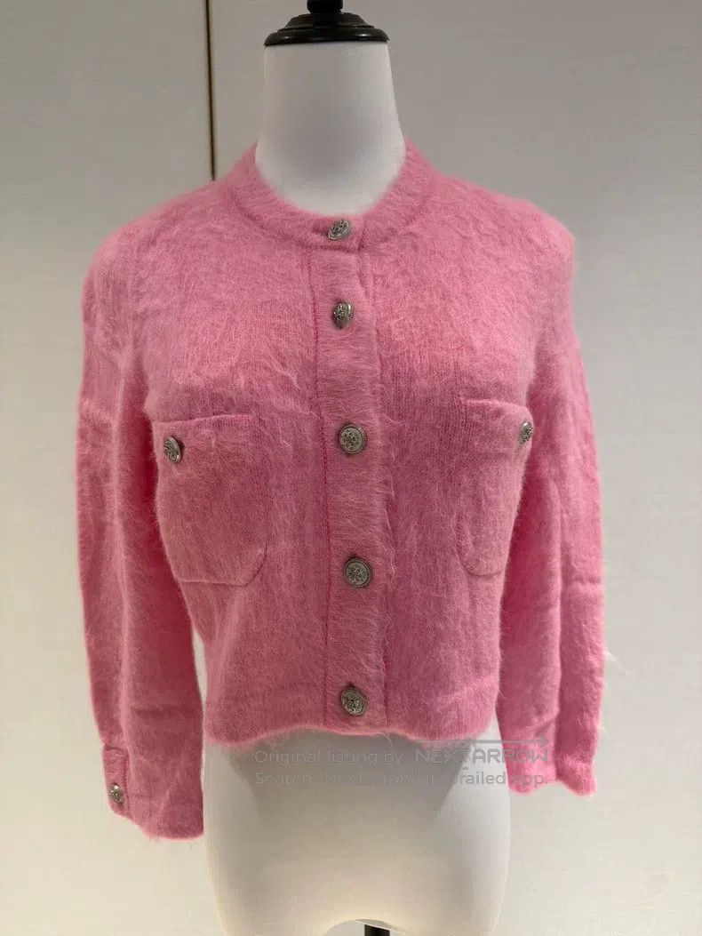 Chanel Chanel 19 Snow Series Snowflake Button Pink Cashmere Knitt Size XS / US 0-2 / IT 36-38 - 1 Thumbnail