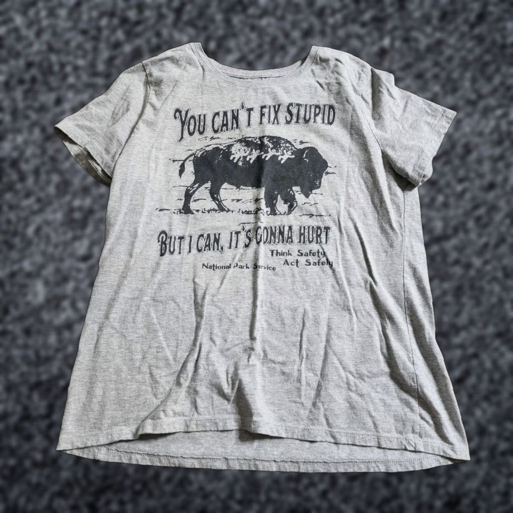 Vintage Womens L Yellowstone National Park You Can't Fix Stupid Bison Funny T Shirt Shirt Women L Gray Cotton Short Sleeve Crew Neck Men? No, Women. Size L / US 10 / IT 46 - 1 Thumbnail