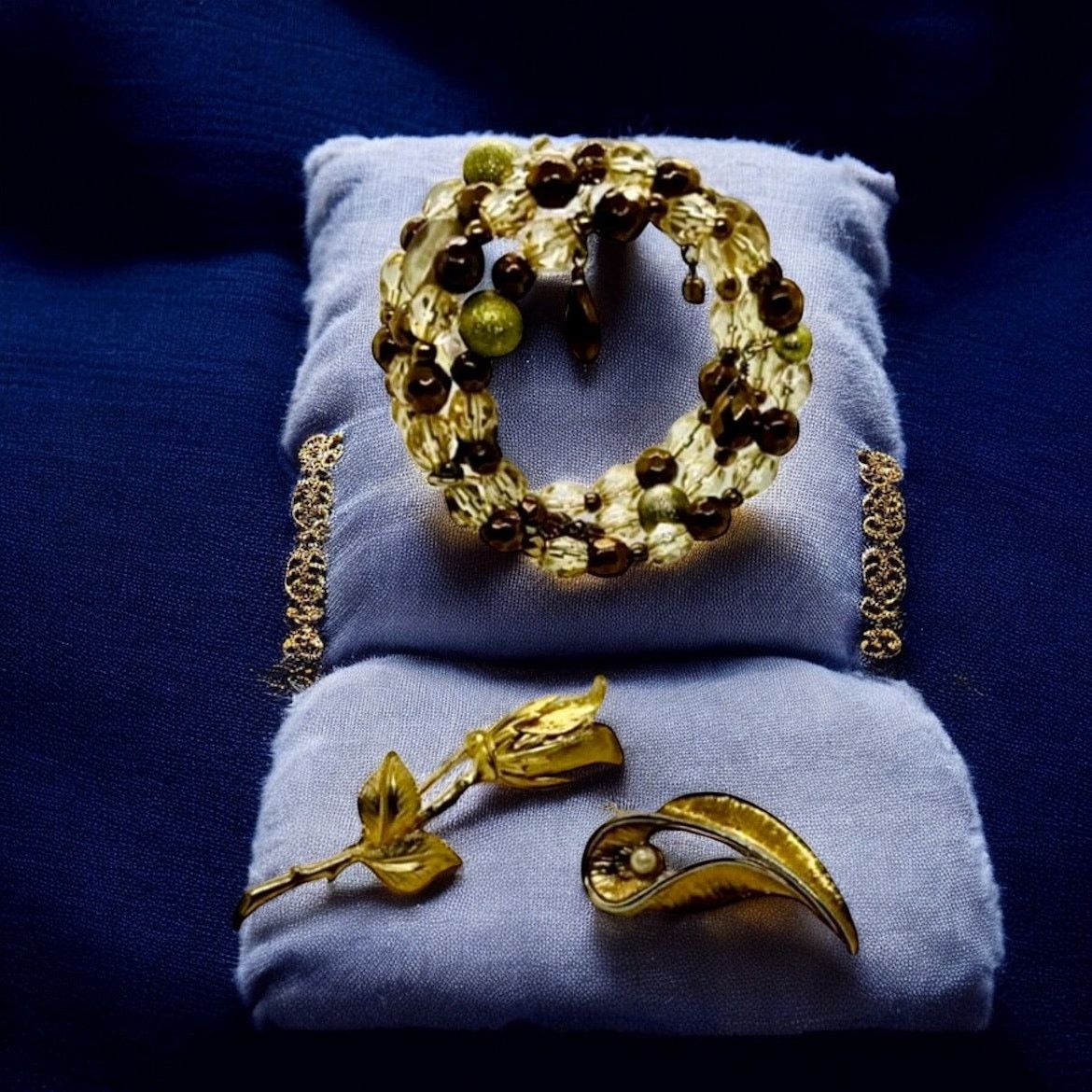 Vintage Vintage Jewelry Set-Rose Brooch-Gold Tone-Faux Pearl-Beaded Size ONE SIZE - 10 Thumbnail
