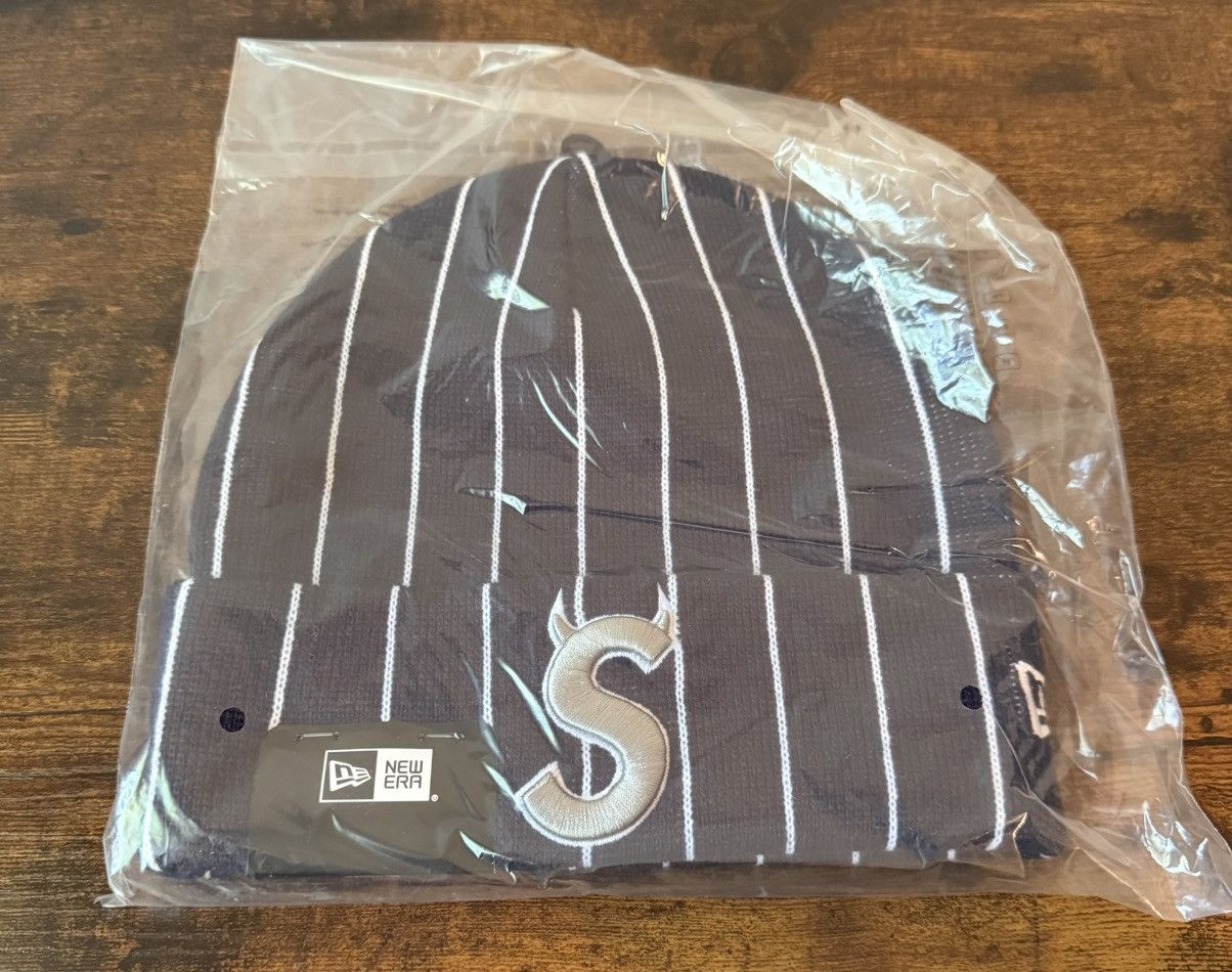 New Era × Supreme Supreme New Era Devil S Logo Beanie Stripe Navy (SS26) Size ONE SIZE - 1 Thumbnail