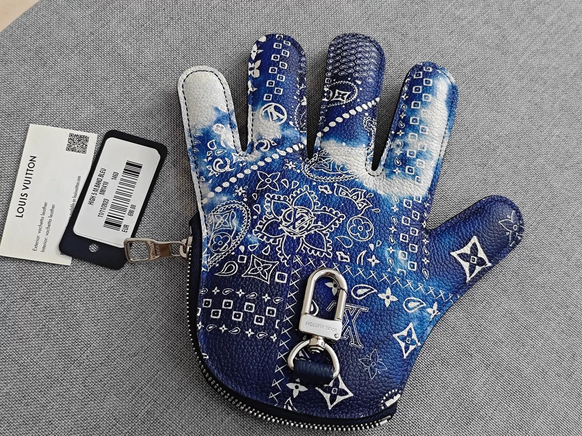 Louis Vuitton Louis Vuitton Blue Paisley Glove Pendant Size ONE SIZE - 1 Thumbnail
