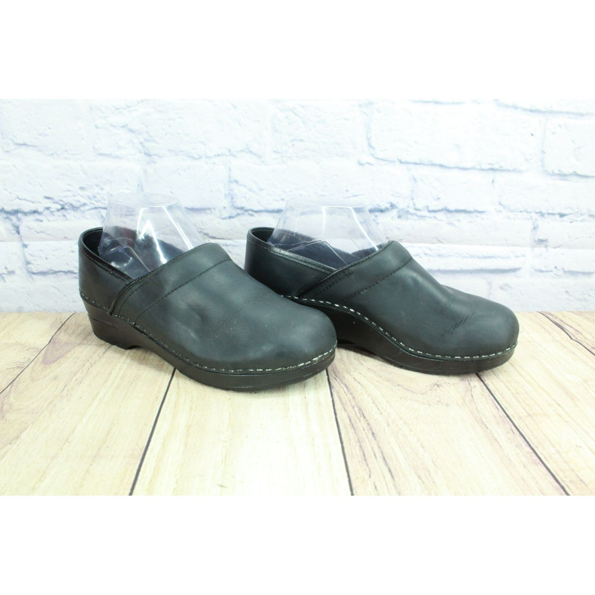 Dansko Dansko Women's Black Matte Stapled Comfort Nursing Clogs Size US 9 / IT 39 - 4 Thumbnail