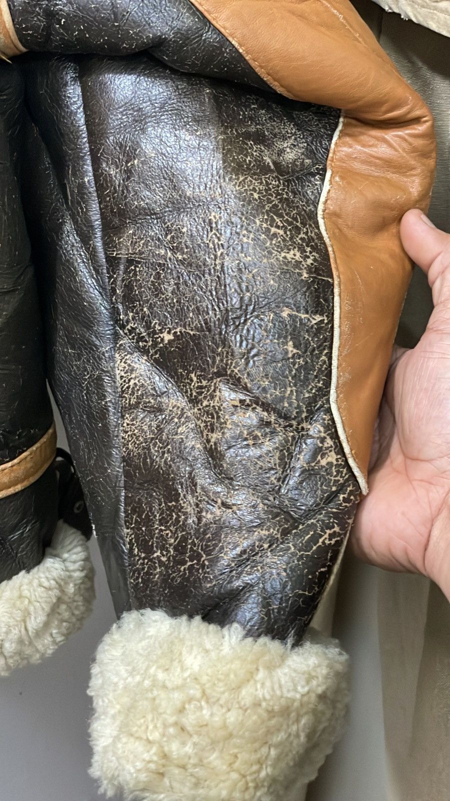Vintage vintage brown leather jacket is a B-3 bomber flight jacket, Size US L / EU 52-54 / 3 - 11 Thumbnail