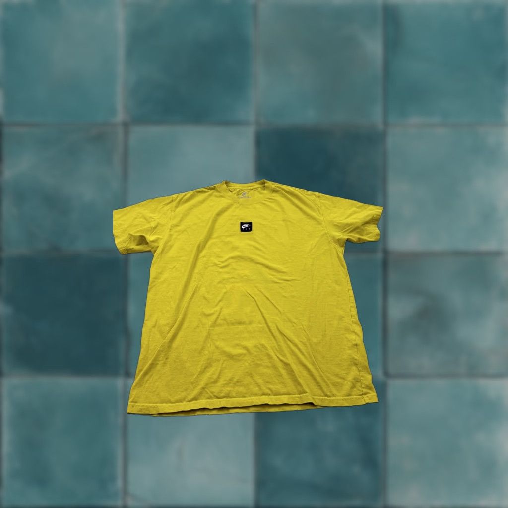 Nike Nike Shirt Mens Large Volt Yellow The Nike Tee Air Patch Back Graphic HJ076-718 Size US L / EU 52-54 / 3 - 1 Thumbnail