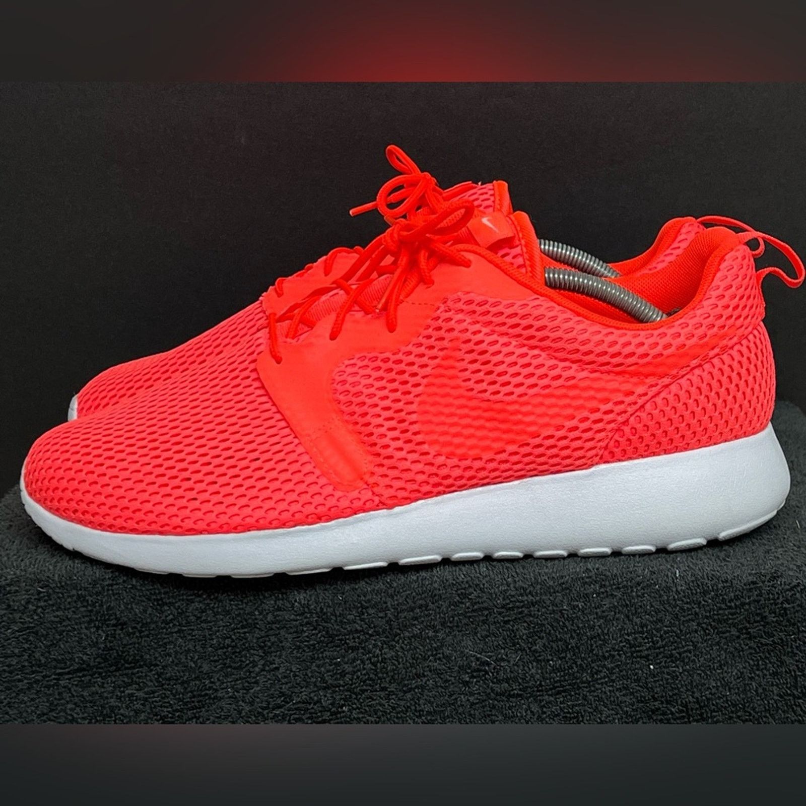 Nike NIKE ROSHE ONE HYPERFUSE BR MEN 11.5 TOTAL CRIMSON & WHITE Size US 11.5 / EU 44-45 - 3 Thumbnail