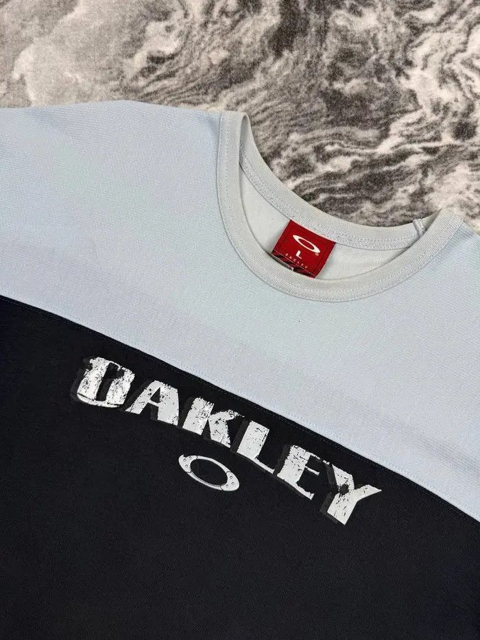 Oakley Vintage Oakley Big Logo T-Shirt 00s Gorpcore Size US L / EU 52-54 / 3 - 2 Thumbnail