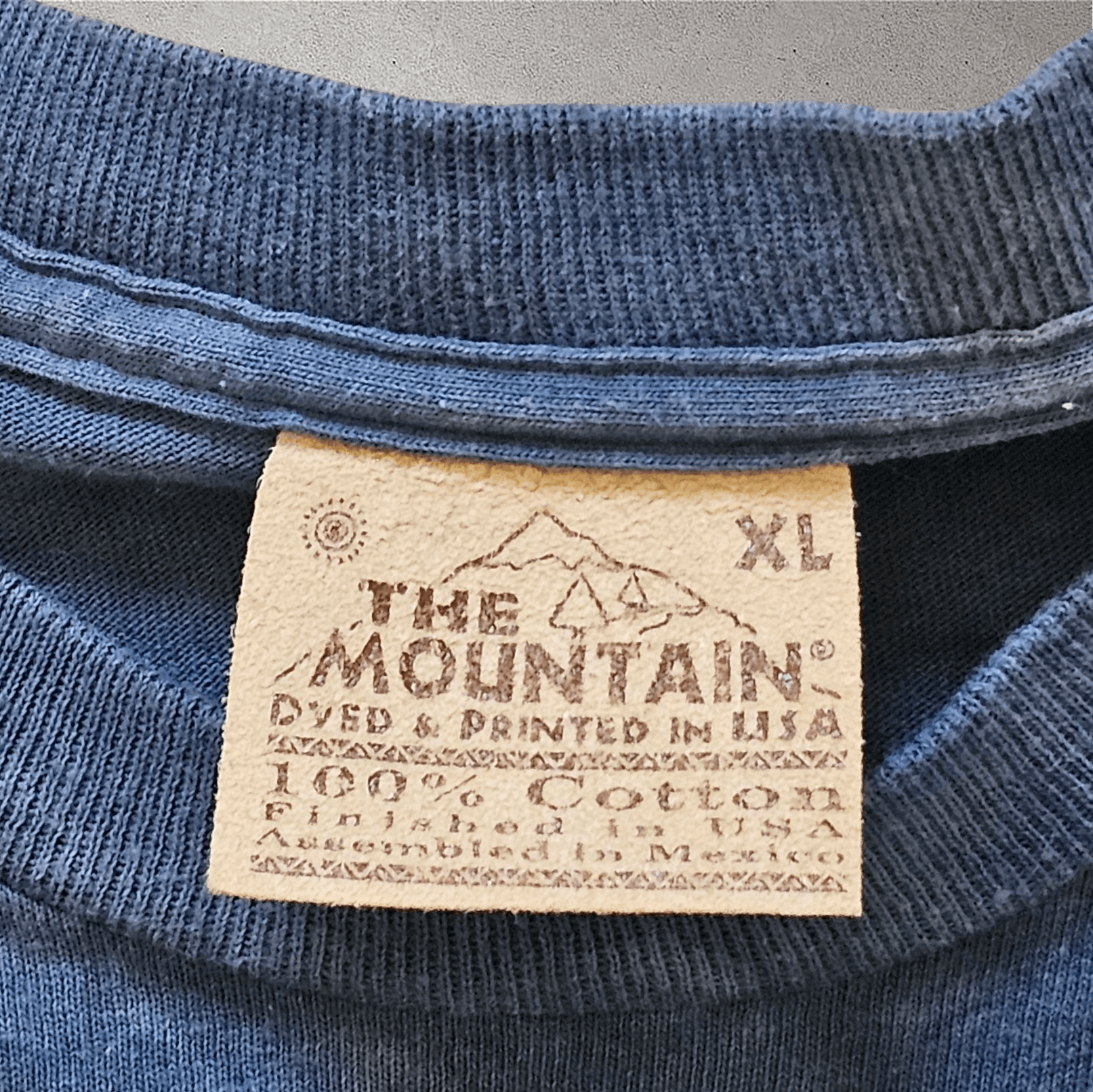 The Mountain × Vintage The Mountain Wolves & Native American 1999 Tee Size US XL / EU 56 / 4 - 4 Thumbnail