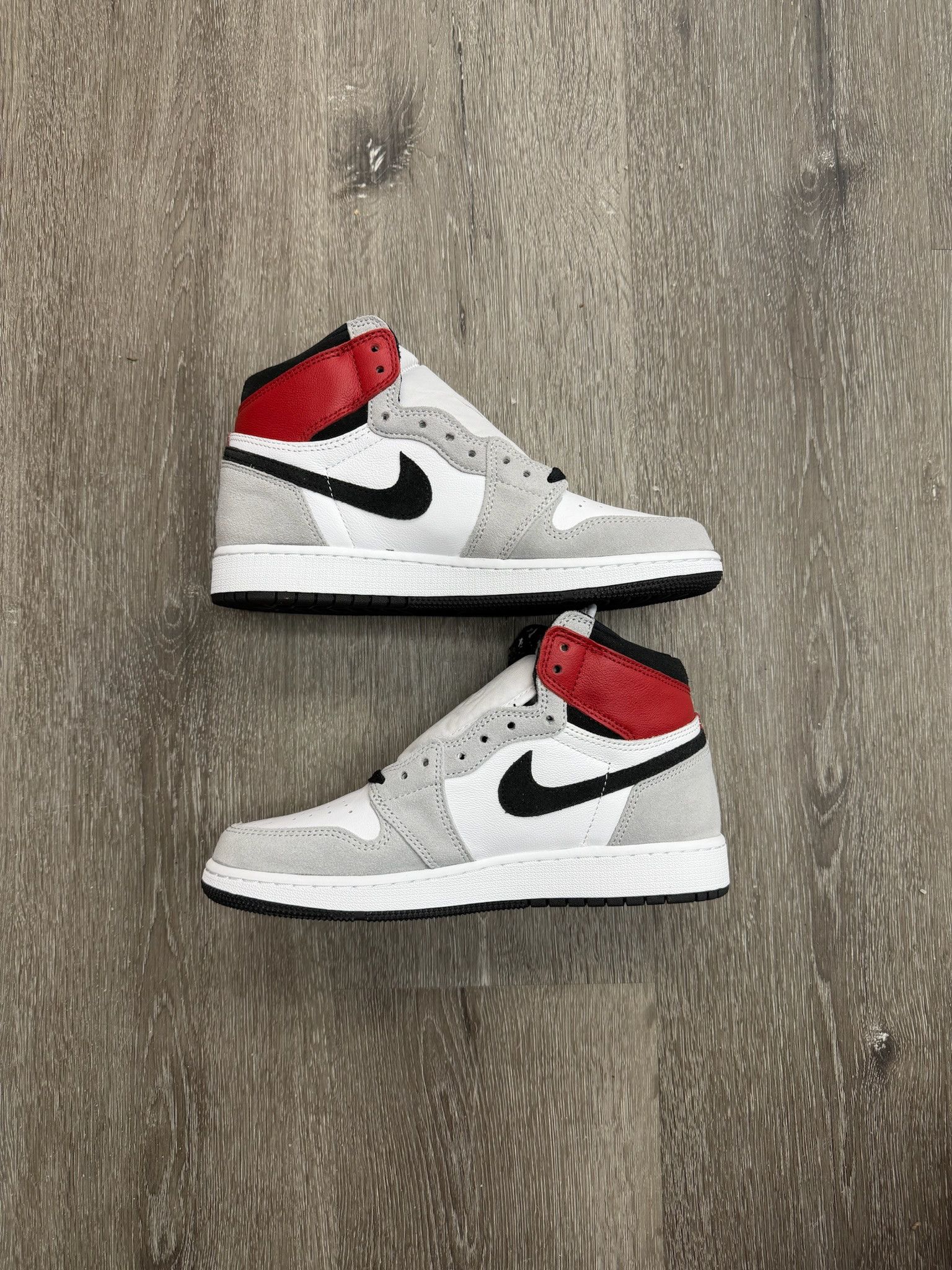 Jordan Brand Air Jordan 1 Retro High "Light Smoke Grey" (GS) - Size 6.5 Size US 6.5 / EU 39-40 - 2 Thumbnail