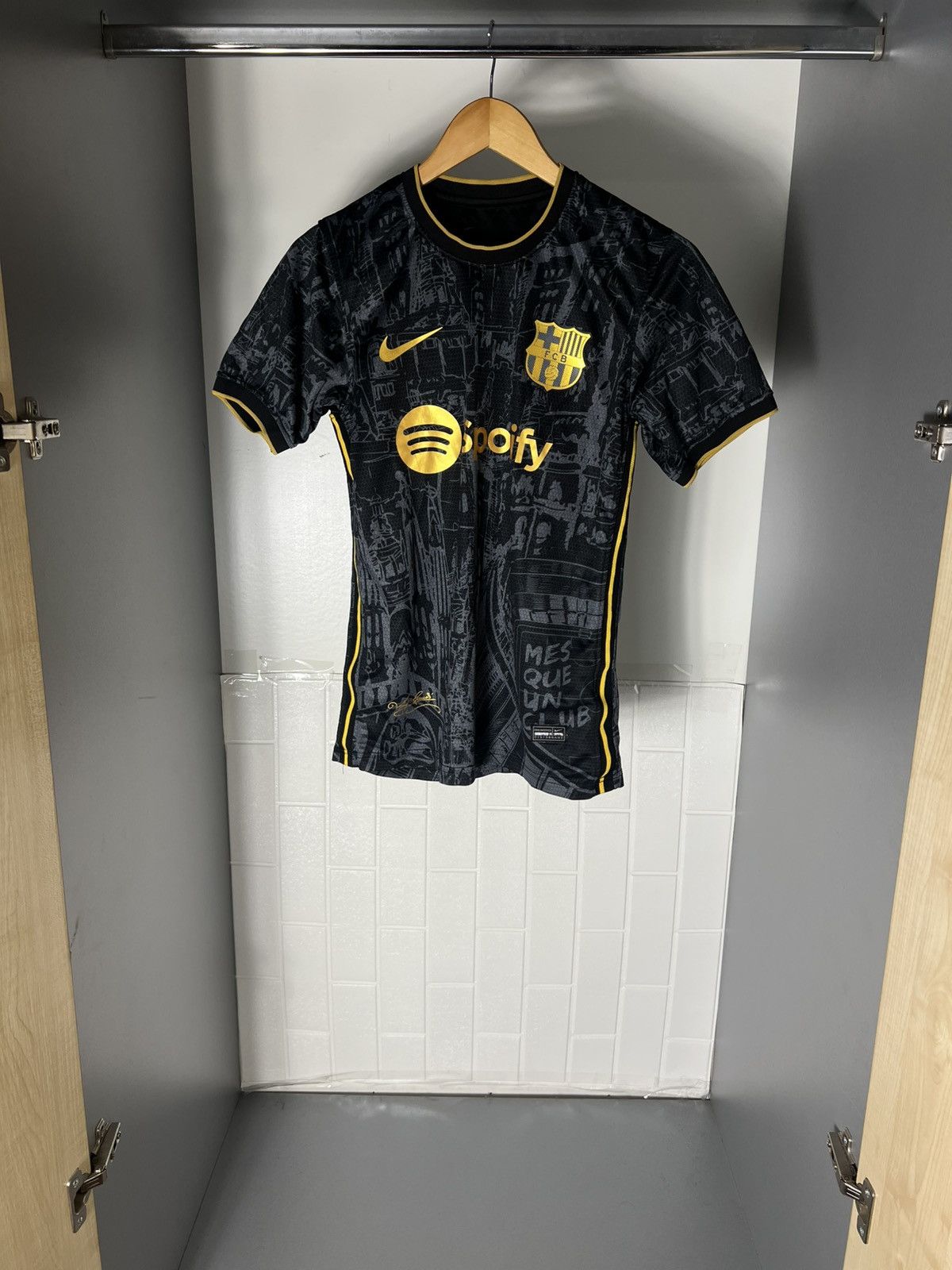 Vintage VERY RARE NIKE FC BARCELONA SPAIN SOCCER JERSEY RETRO Y2K Size US S / EU 44-46 / 1 - 1 Thumbnail