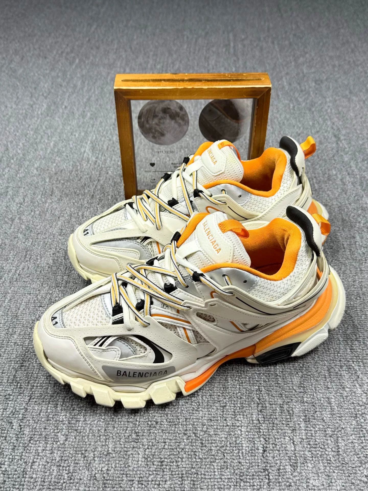 Balenciaga Balenciaga White Lowtop Sneakers 8 Men Size US 8 / EU 41 - 1 Thumbnail
