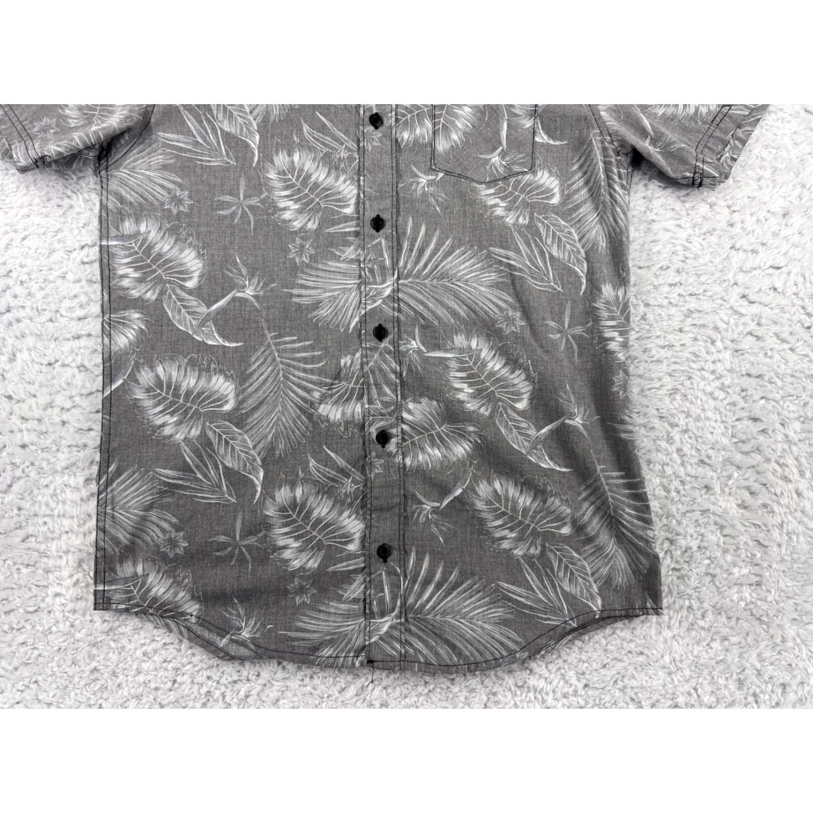 Vintage DC Shoes Button-Down Shirt - Men's Small Gray Palm Leaf Cotton Knit Pocket, Floral Print, Short Sleeve, Casual Wear Size US S / EU 44-46 / 1 - 5 Thumbnail