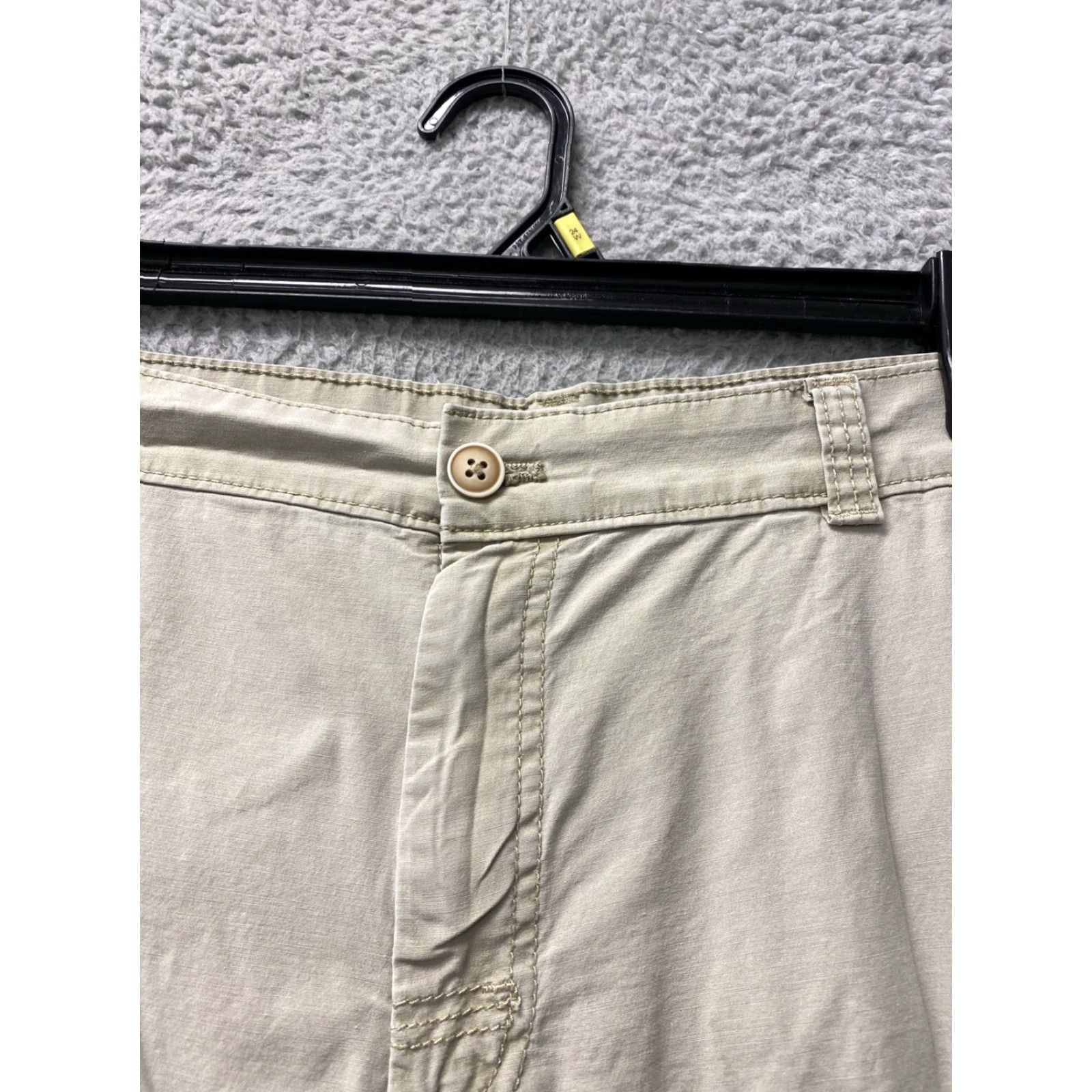 Izod IZOD Short(s) Men's Size 34 Classic Cargo Shorts Beige 10.5” Inseam EUC /87-91 Size US 34 / EU 50 - 4 Thumbnail