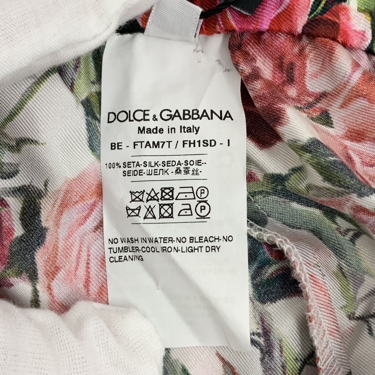 Dolce & Gabbana Dolce & Gabbana Rose All-over Print Silk Casual Shorts K26WX Size 26" / US 2 / IT 38 - 7 Thumbnail