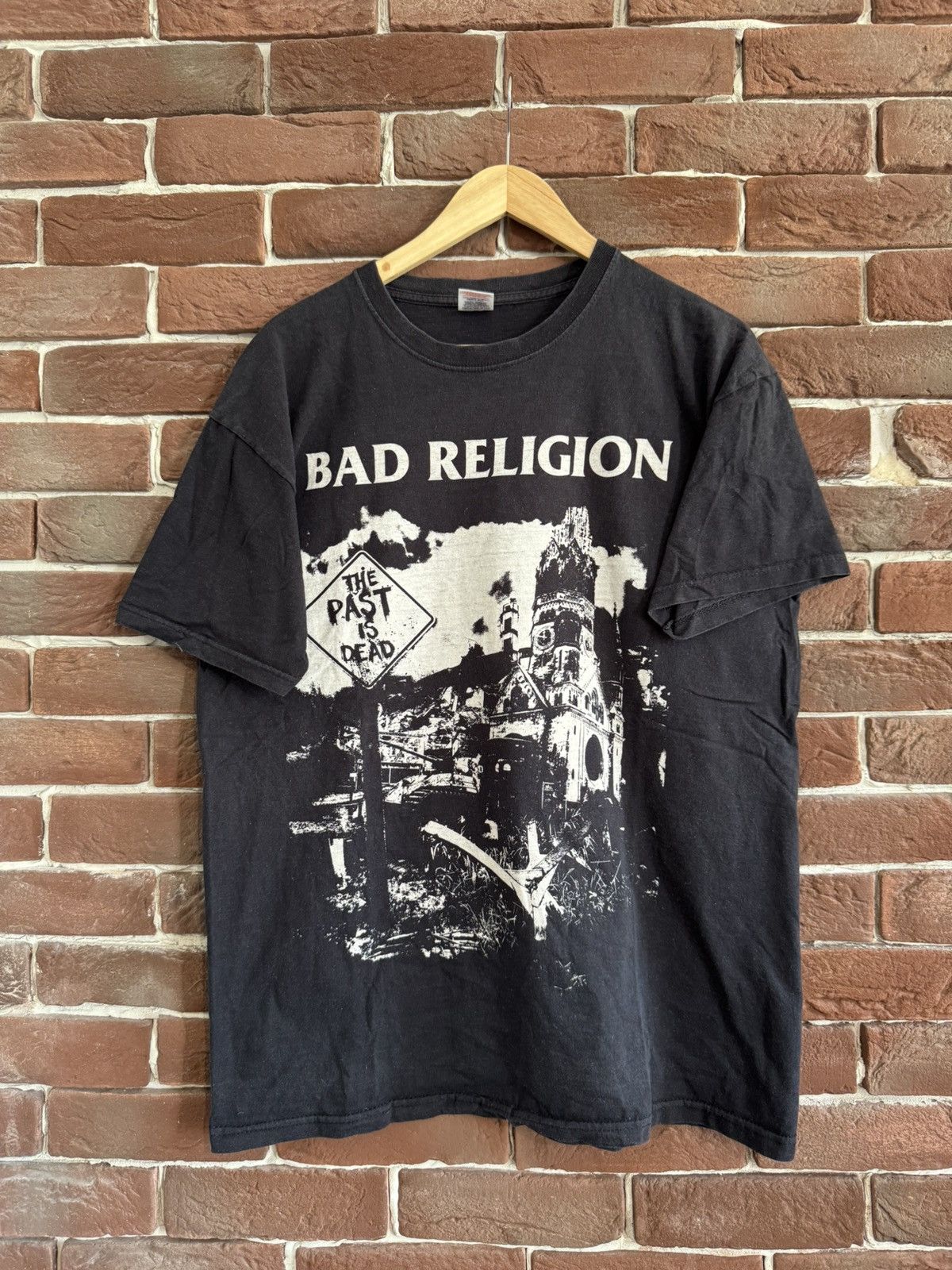 Band Tees Vintage 00s Bad Religion Past is Dead Punk Band Tshirt Size US L / EU 52-54 / 3 - 1 Thumbnail