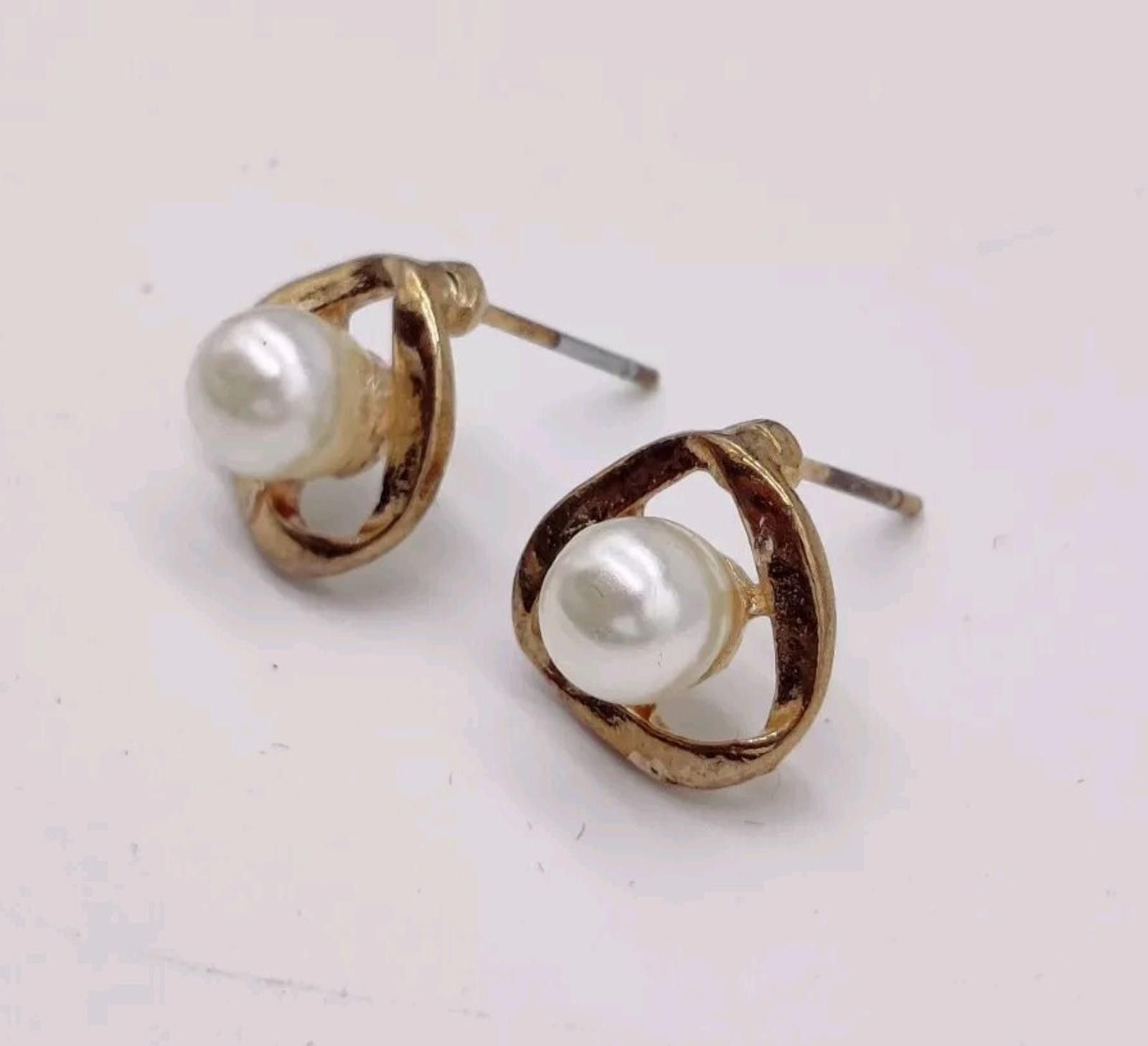 The Unbranded Brand Earrings Gold Triangle With Faux Pearl In Middle Pierced Stu Size ONE SIZE - 3 Thumbnail
