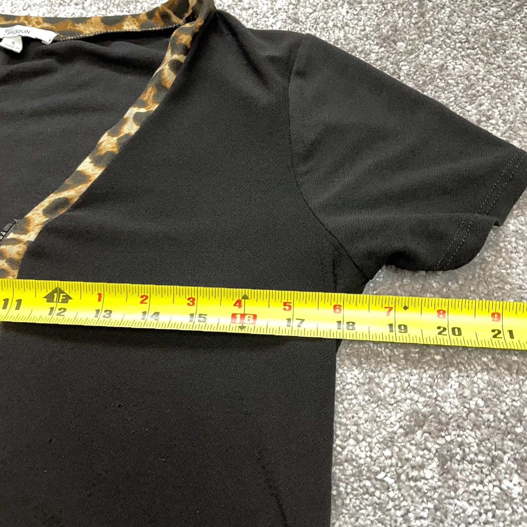 Vintage 89th & Madison Blouse Shirt Womens Small Black Short Sleeve Leopard Print Trim V-Neck Button Knit Polyester Size S / US 4 / IT 40 - 6 Thumbnail
