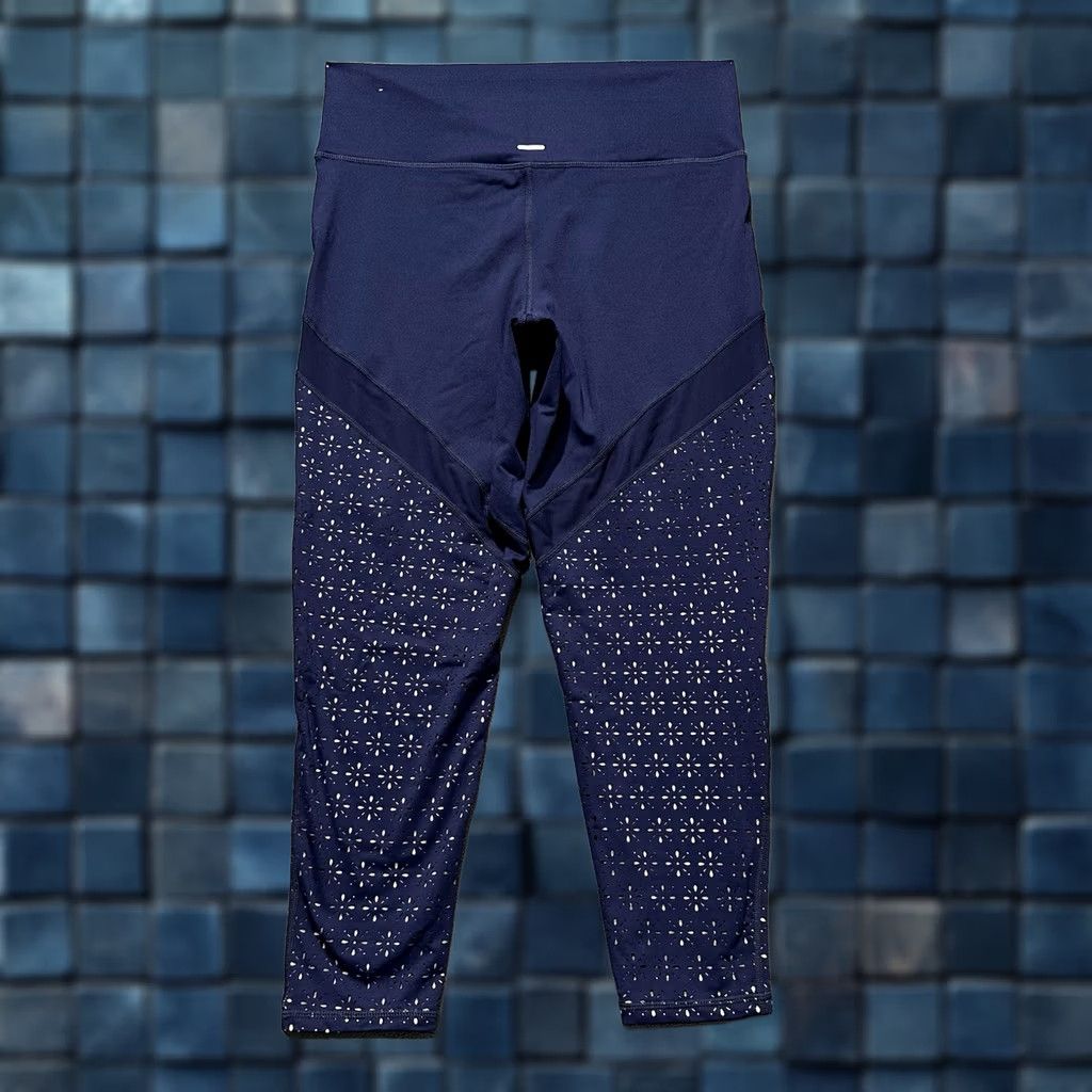Vintage Aerie Leggings Womens XL Blue Floral Laser Cut Cropped Move Chill Activewear Yoga Size 40" / US 18 - 1 Thumbnail