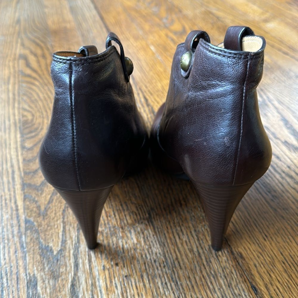 Coach Coach Aliza dark brown leather metal logo side tabs heeled Size US 7 / IT 37 - 7 Thumbnail
