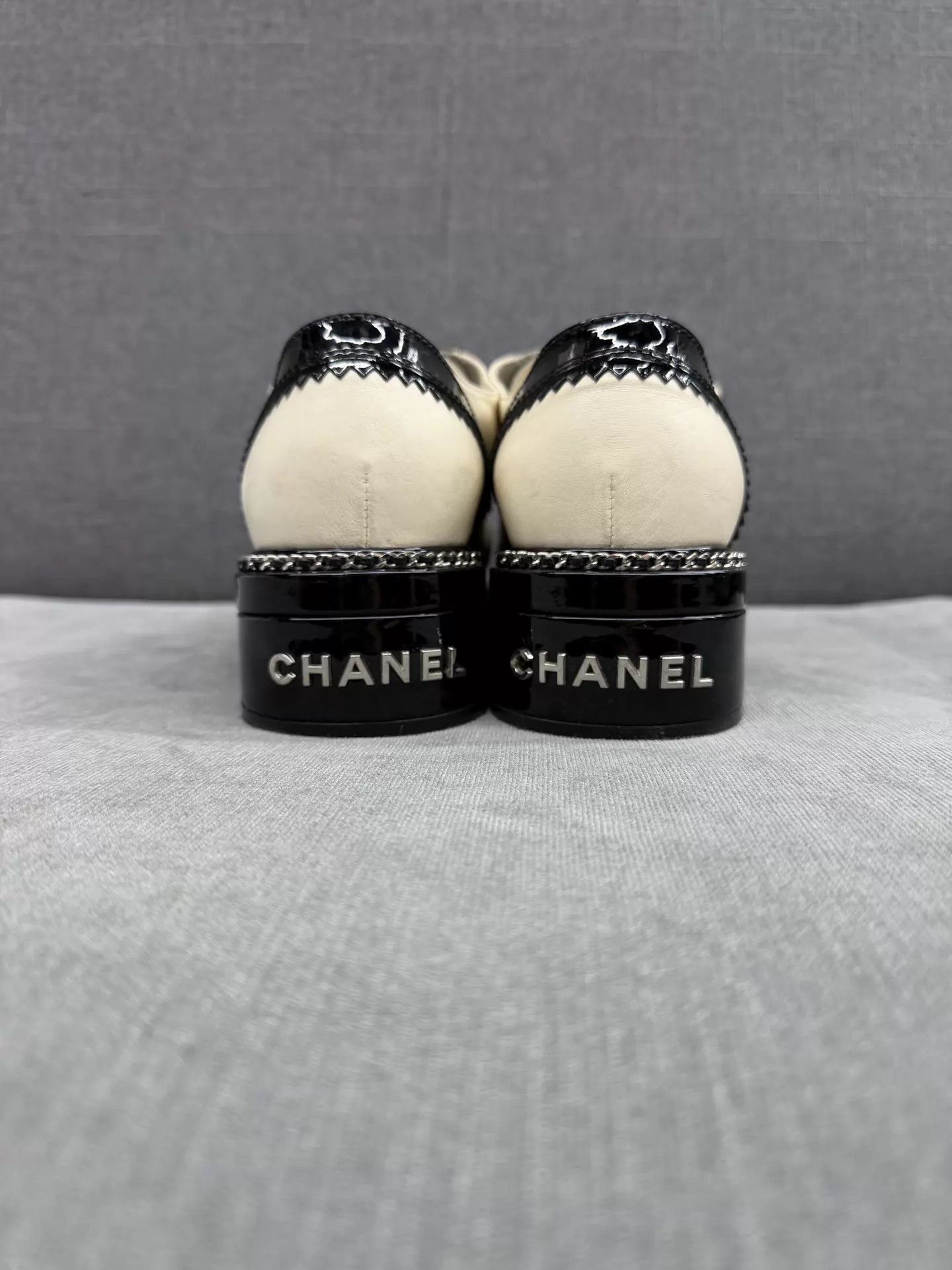 Chanel CHANEL Black/White Color Blocked Patent Leather Chain Flat 39 Size US 8.5 / IT 38.5 - 5 Thumbnail