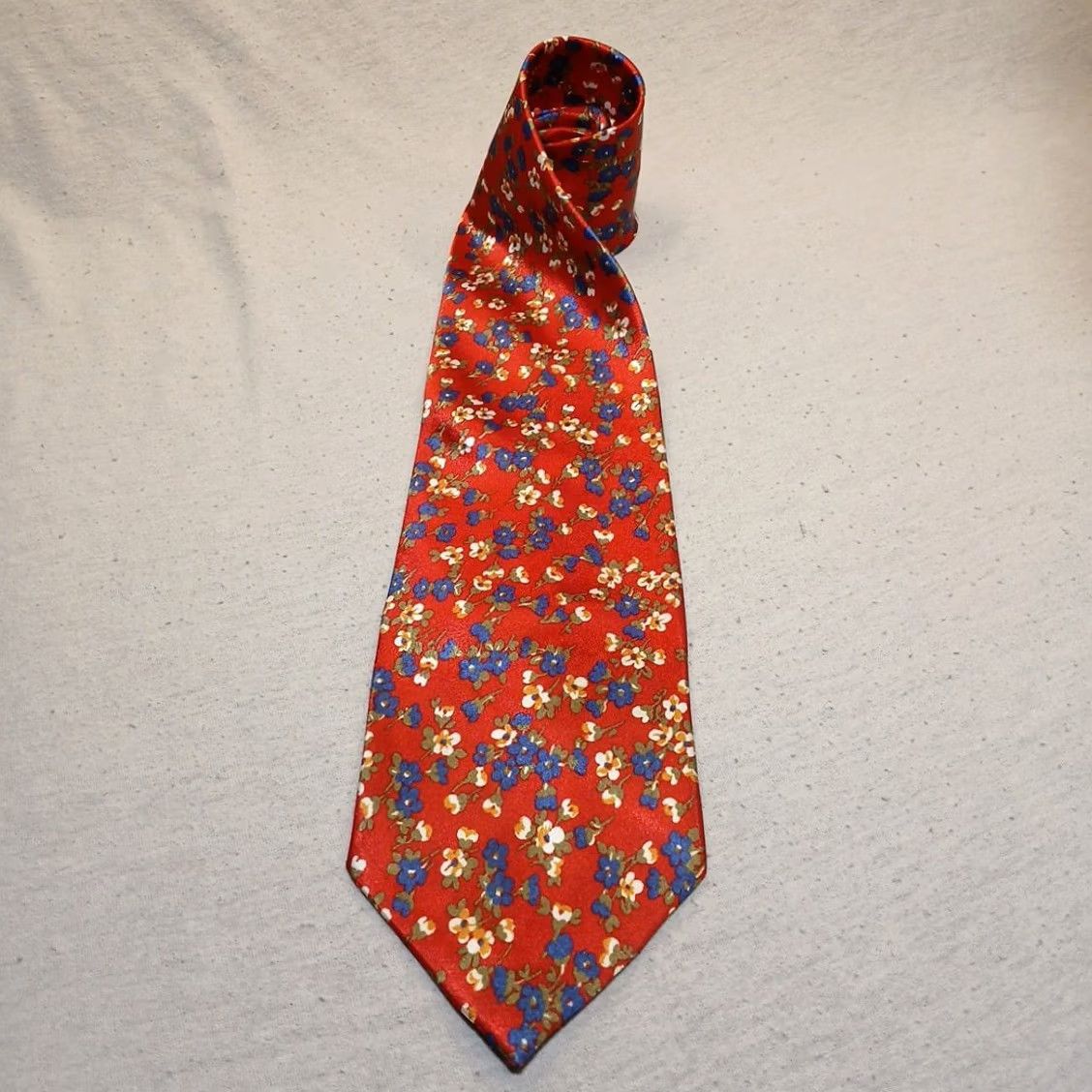 Vintage Wembley Tie Red With Blue And White Floral Pattern Men's Necktie 57" x 3.63" Size ONE SIZE - 2 Thumbnail