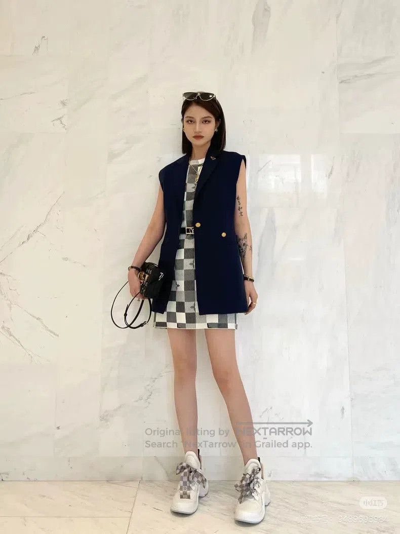 Louis Vuitton Louis Vuitton Sleeveless blazer in dark blue solid color w Size XS / US 0-2 / IT 36-38 - 9 Thumbnail