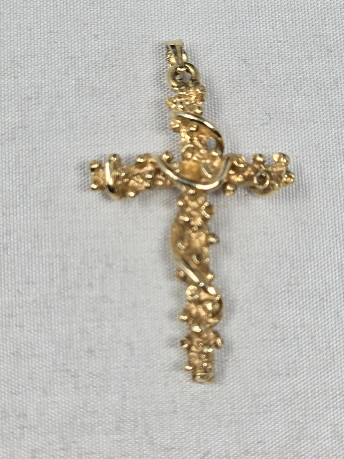 The Unbranded Brand ​Vtg 14k Yellow Gold Ivy Vine Nugget Cross Pendant 3g Size ONE SIZE - 9 Thumbnail