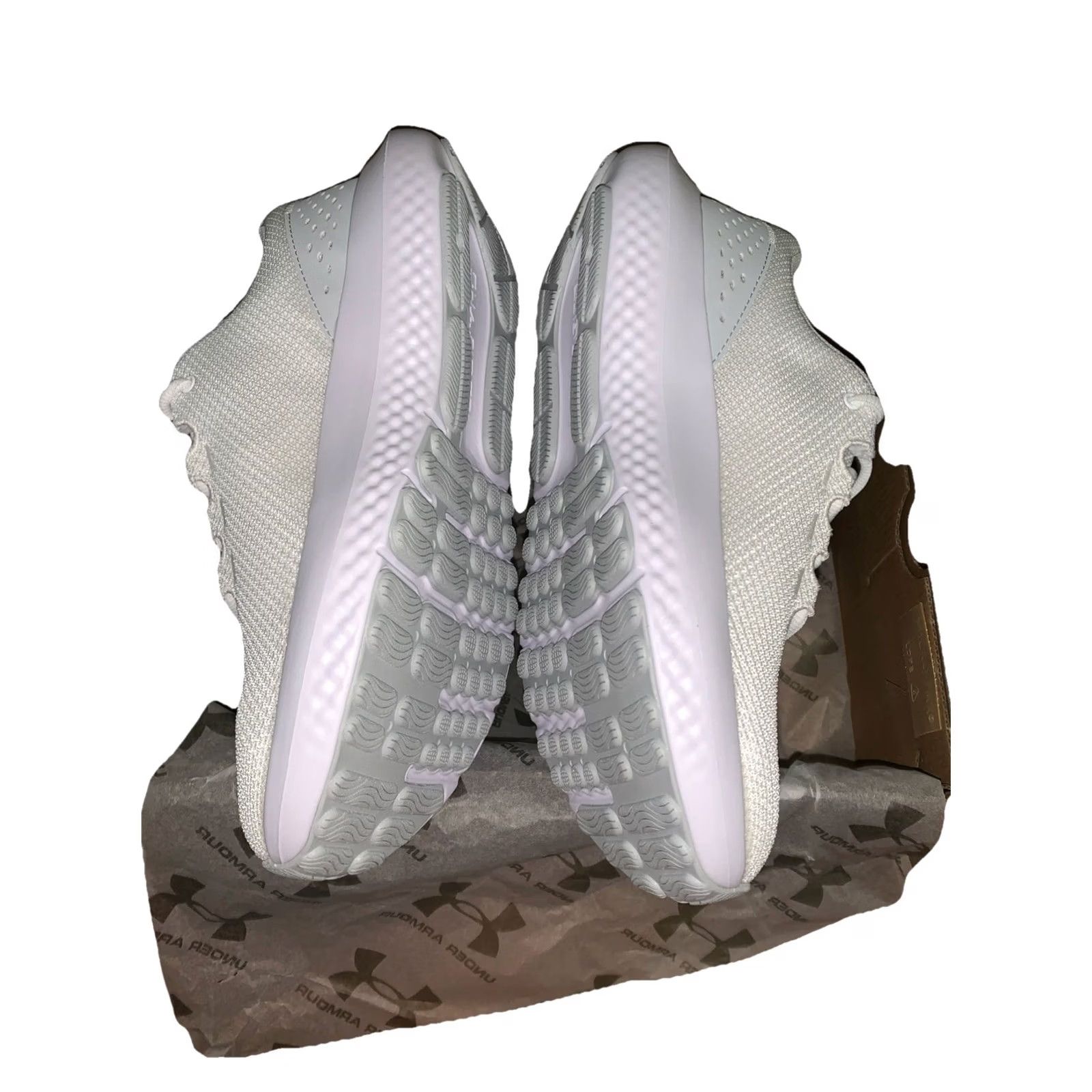 Under Armour Under Armour Charged Surge 4 White/Grey Mens US 8.5 Sneaker Size US 9 / EU 42 - 4 Thumbnail