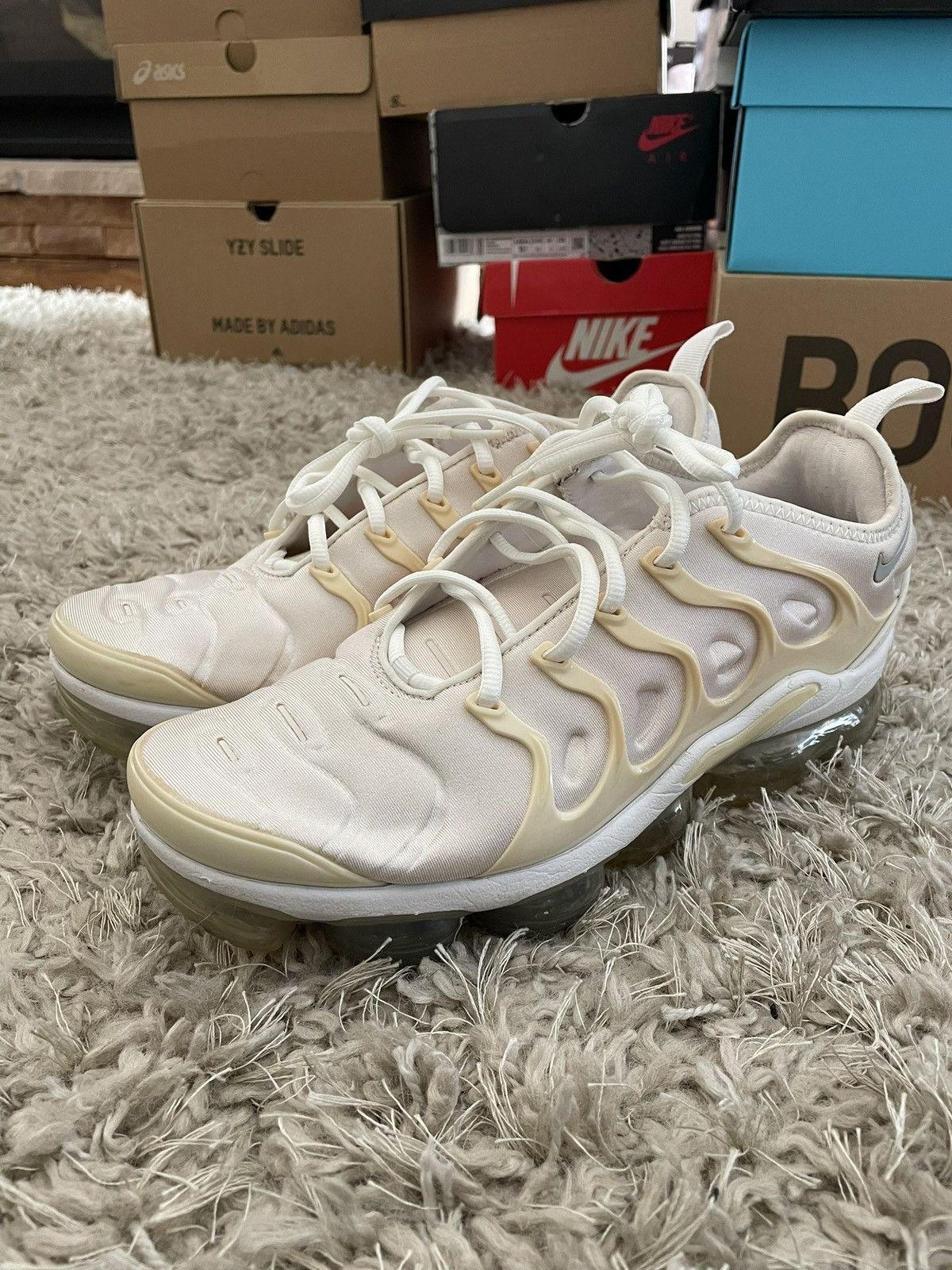 Nike Nike Air Vapormax Triple White Size US 8 / EU 41 - 1 Thumbnail