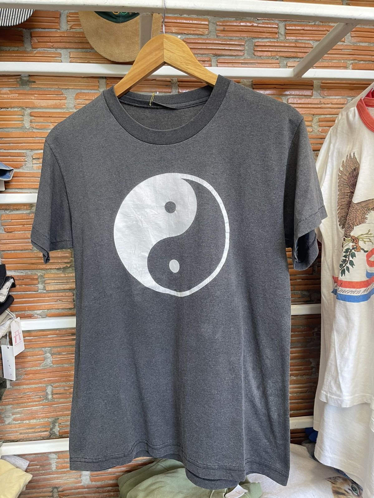 Vintage Vintage 90s Ying-Yang T shirt M. Size US M / EU 48-50 / 2 - 1 Thumbnail