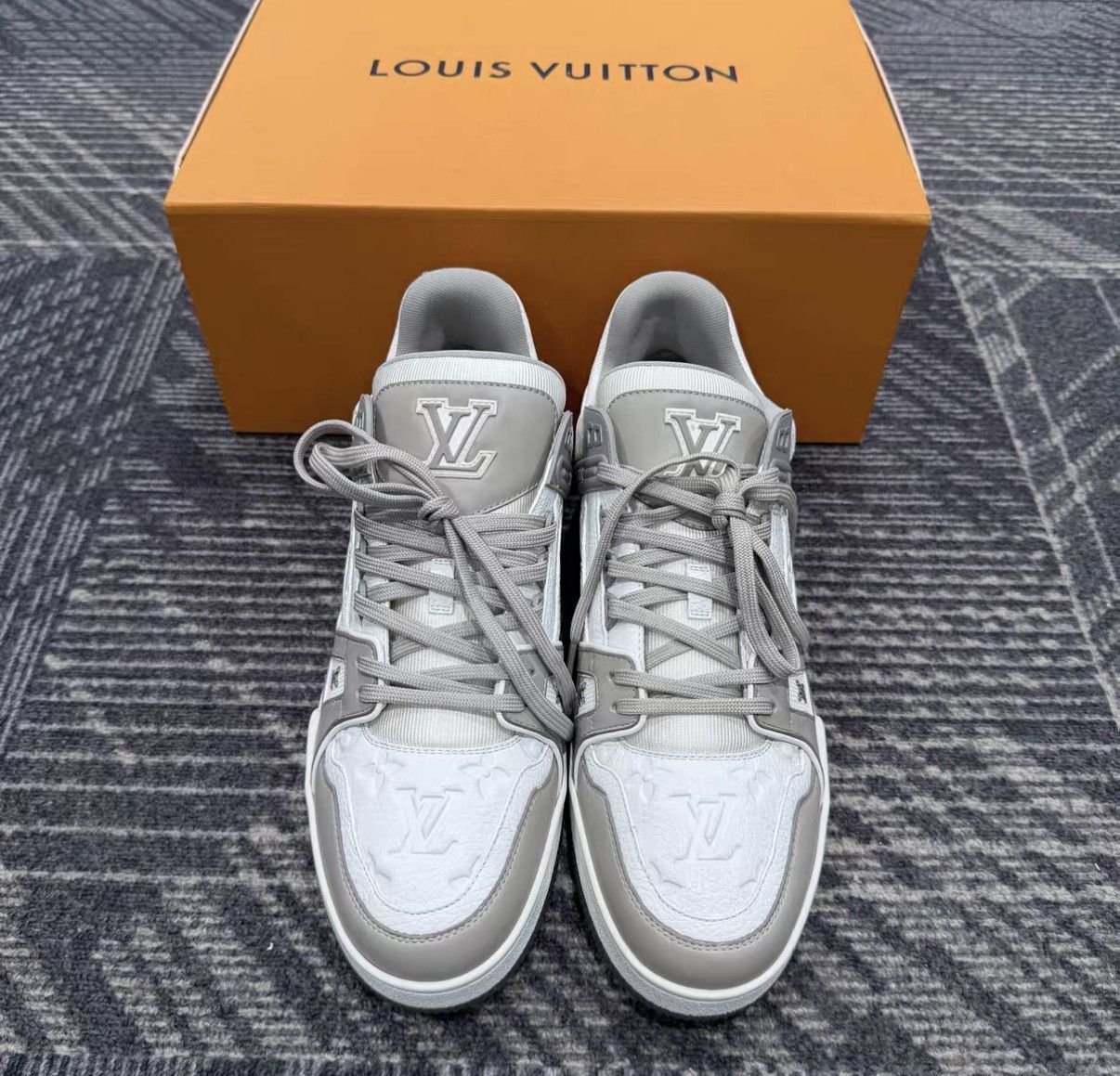 Louis Vuitton Louis Vuitton Trainer Embossed Grey Cement Sneakers J42 Size US 10 / EU 43 - 2 Thumbnail