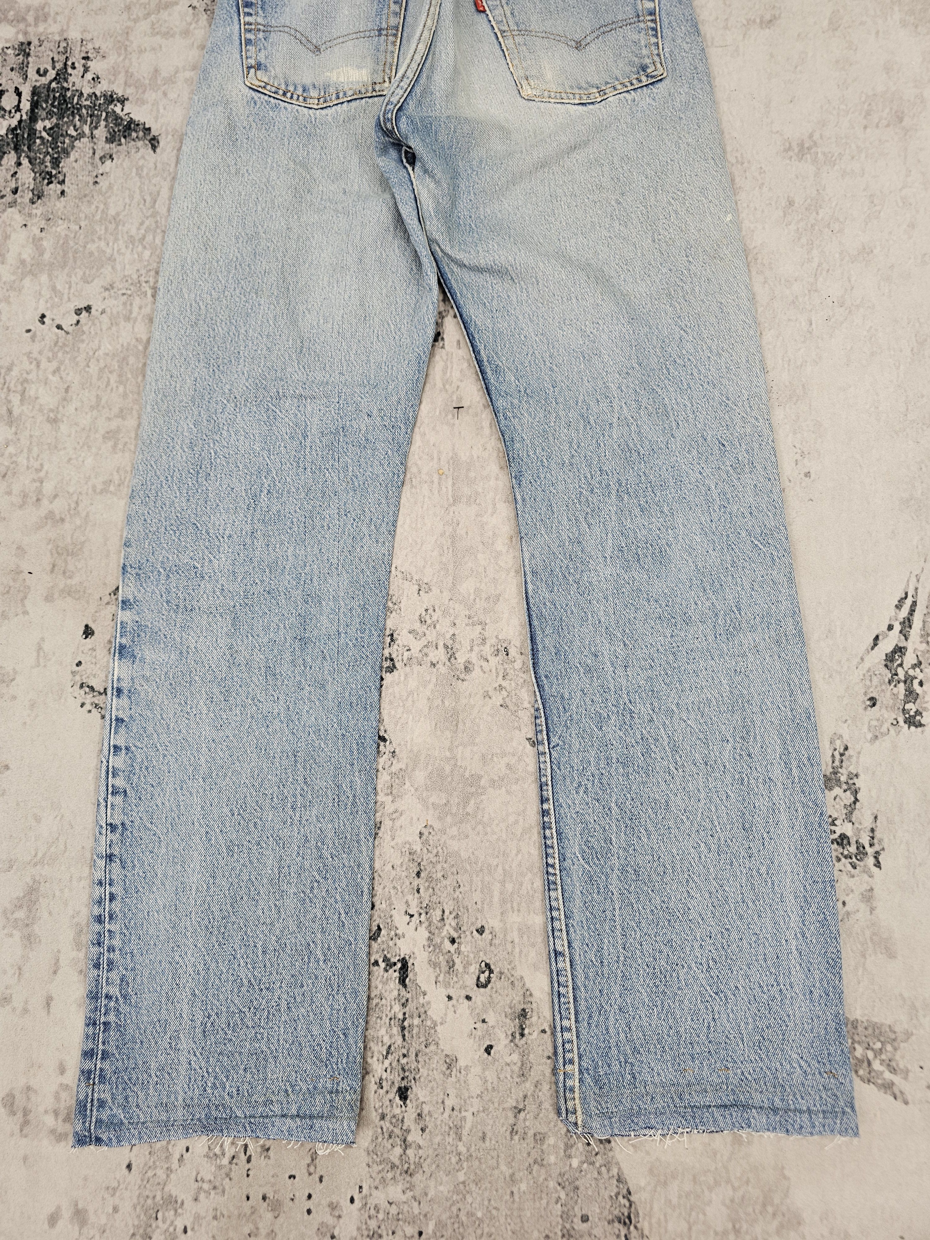 Levi's Vintage Clothing Vintage 90's LEVIS 501 Sun Faded Stain Blue Jeans L0576 Size US 29 - 4 Thumbnail