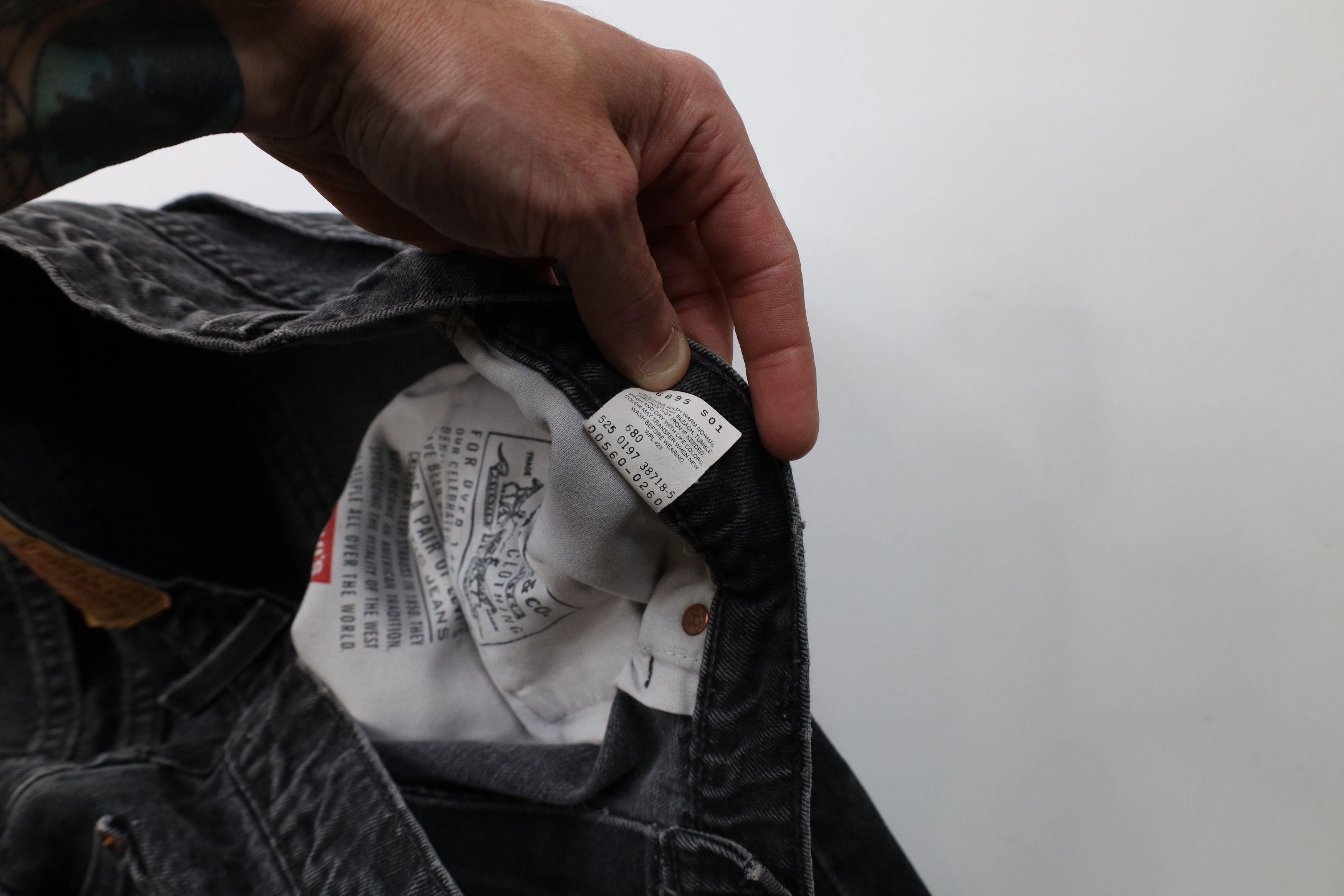 Levi's Vintage 90s Levis 560 Tapered Leg Denim Jeans Black USA Size US 38 / EU 54 - 10 Thumbnail