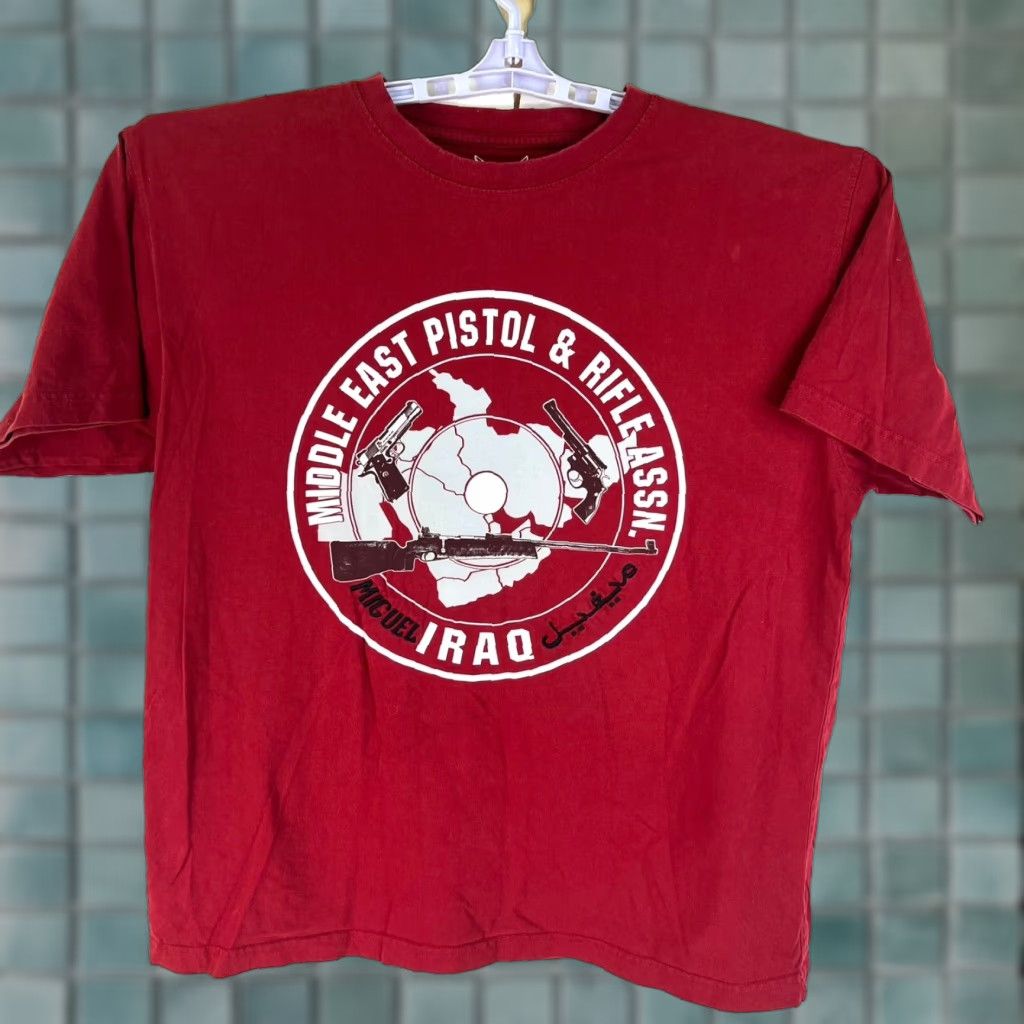 Pistola VINTAGE Batee Middle East Pistol & Rifle Assoc. IRAQ T-Shirt Mens L Red Embroidered Classic Size US L / EU 52-54 / 3 - 1 Thumbnail