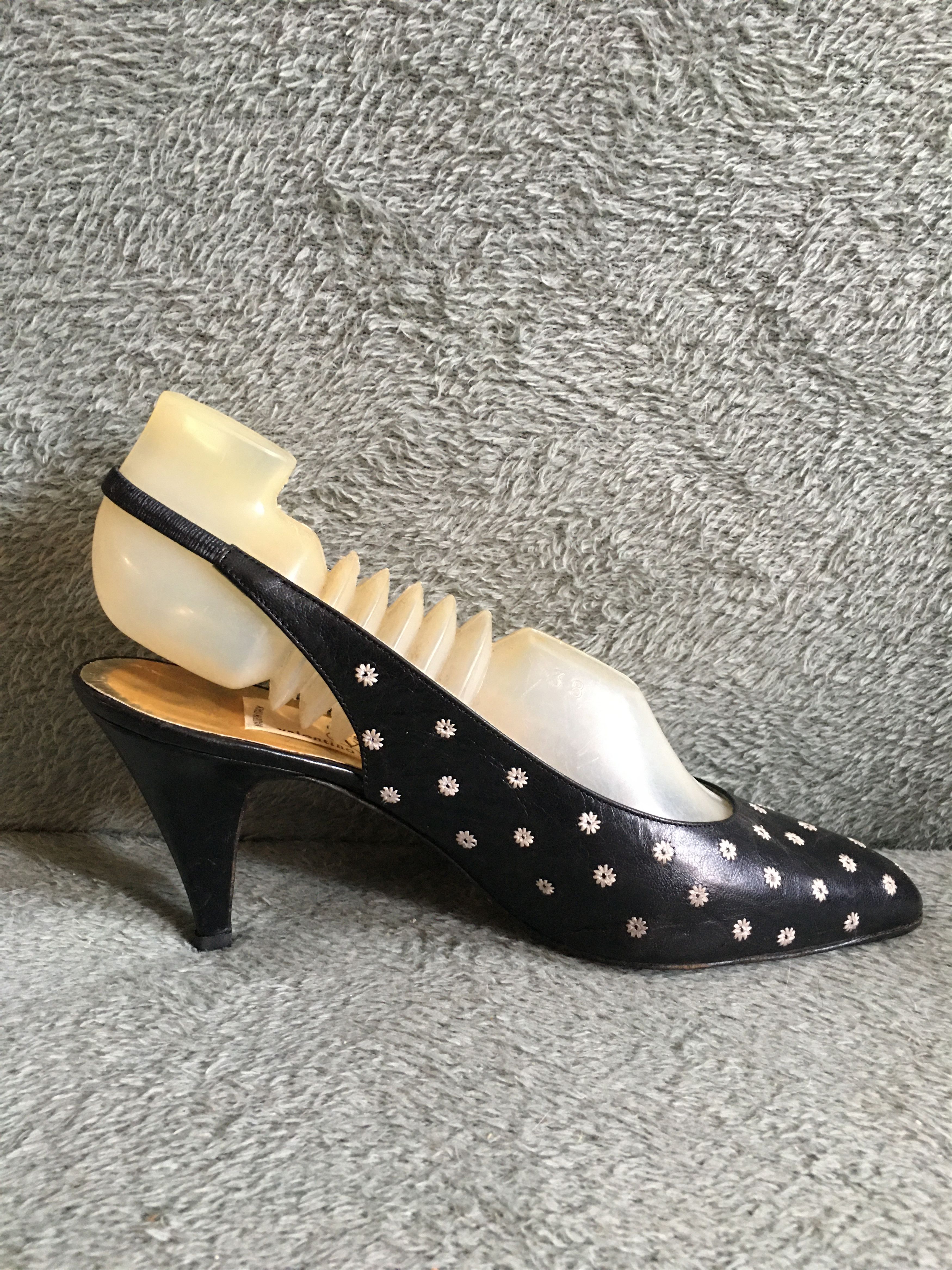 Valentino Valentino Garavani Leather Flowers Design Heels Size 8.5 Size US 8.5 / IT 38.5 - 6 Thumbnail