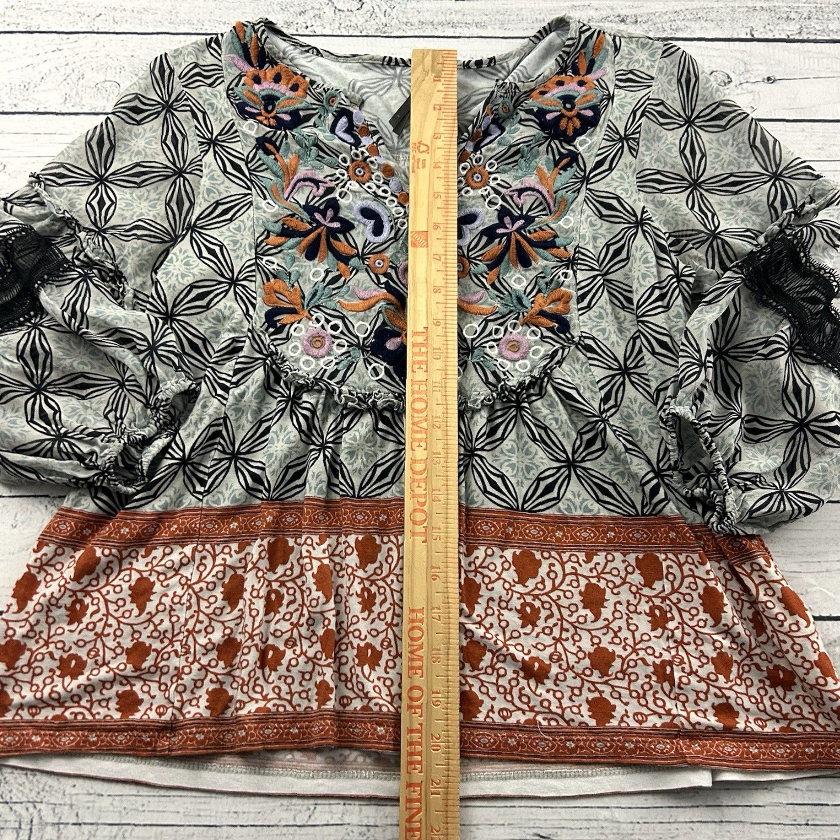 Anthropologie Anthropologie Blouse Shirt 3/4 Sleeve Embroidered Floral Top Women's Small Gray Size S / US 4 / IT 40 - 3 Thumbnail