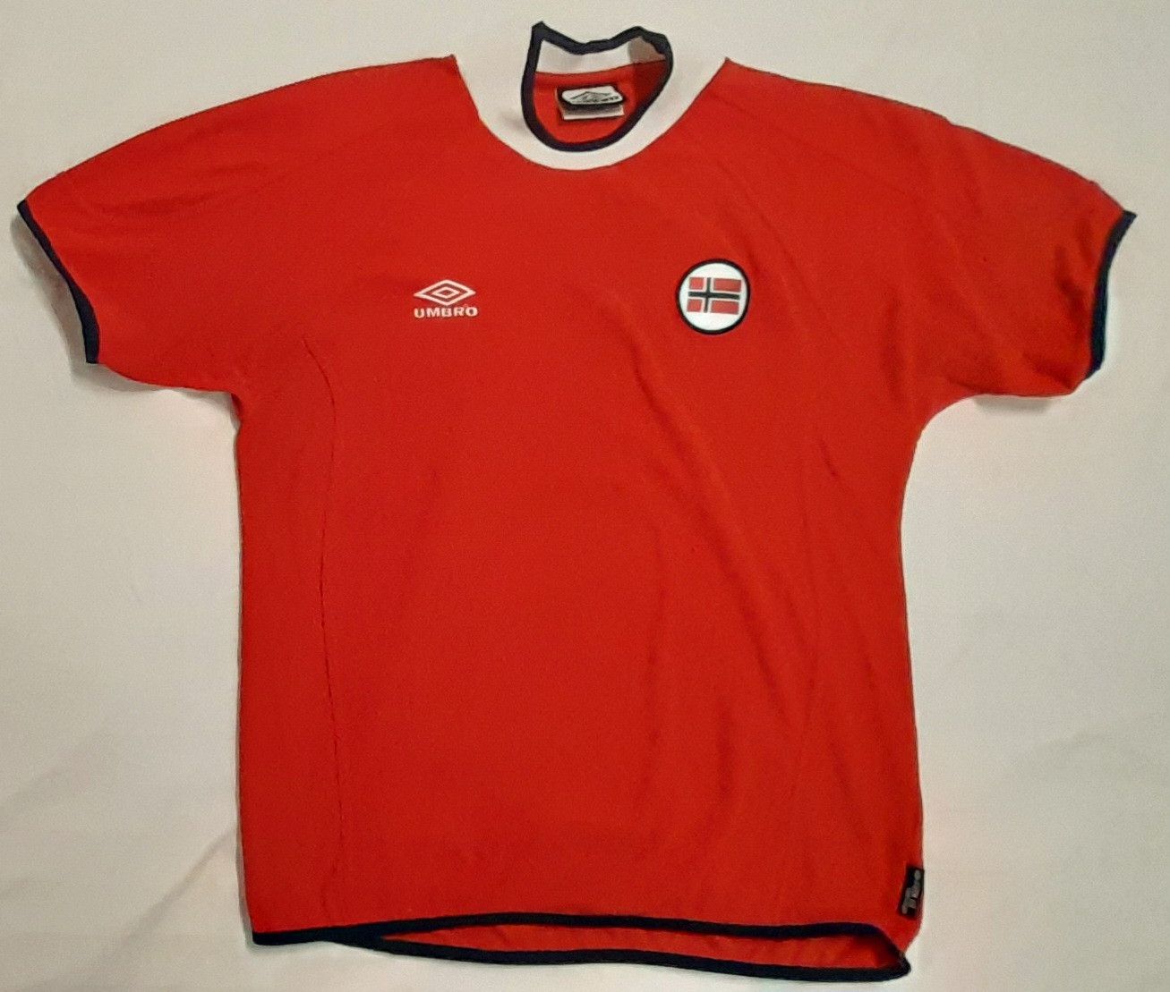 Umbro × Vintage Norway Home football shirt 2000-01 Umbro formUV Solskjær Size US L / EU 52-54 / 3 - 1 Thumbnail