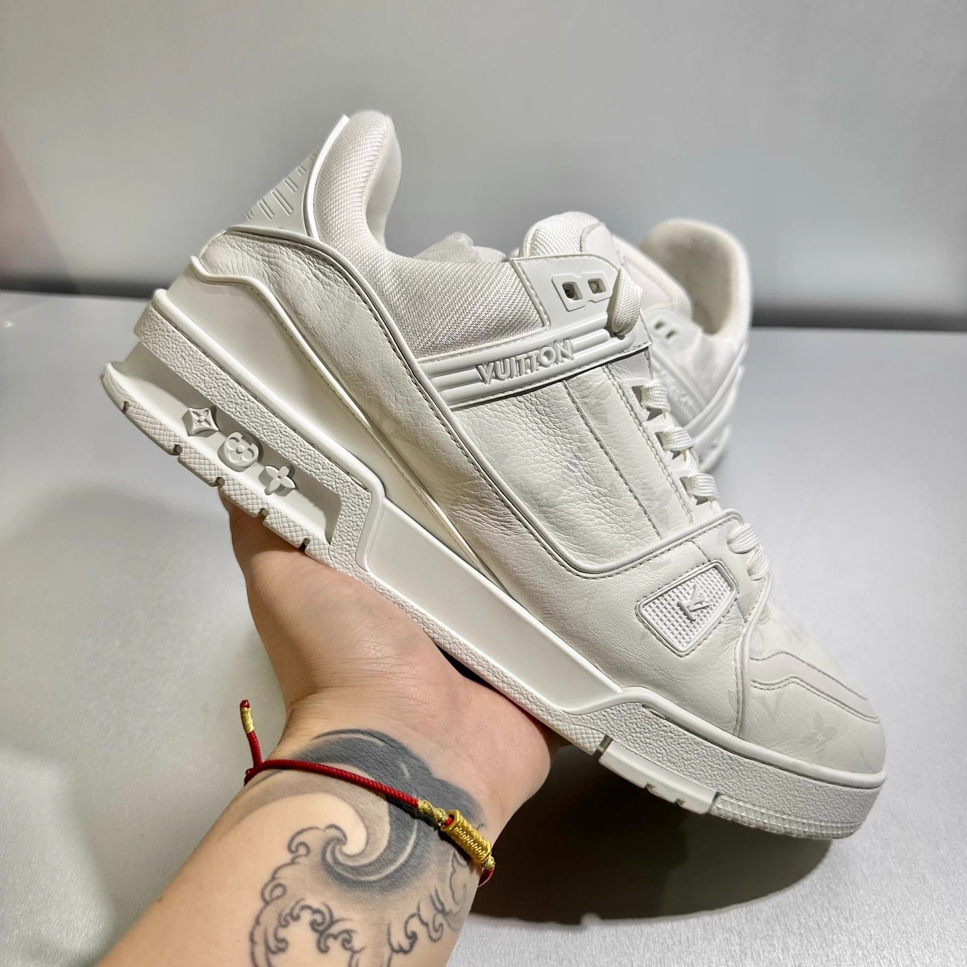 Louis Vuitton LV Trainer Monogram White Size 10/44 Excellent Condition Size US 10 / EU 43 - 9 Thumbnail